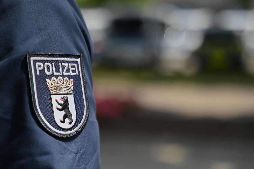 Falsche Polizisten in Berlin unterwegs: Wer kann etwas zur Aufklärung beitragen?