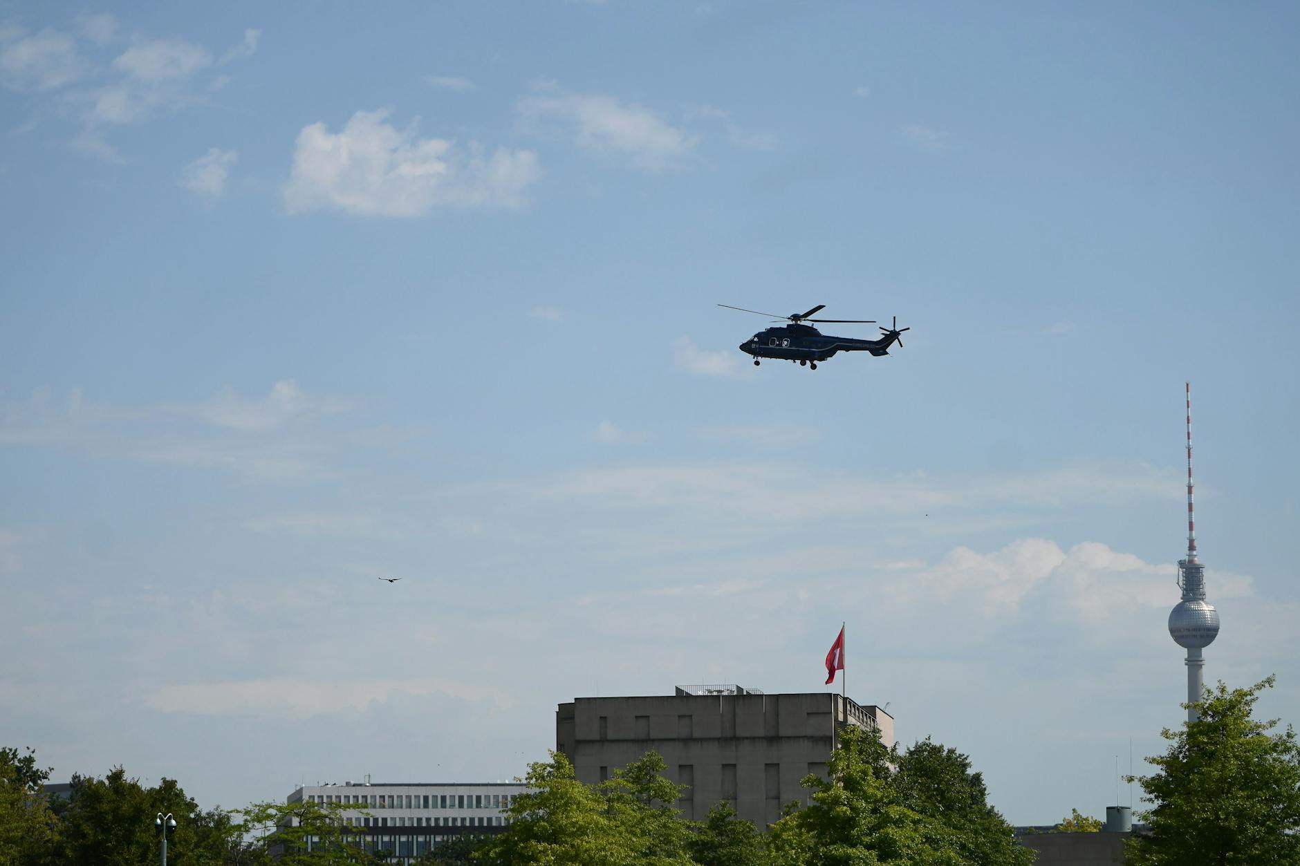 Ein Hubschrauber der Bundespolizei fliegt zum Kanzleramt vor der Teilnahme des ukrainischen Präsidenten Selenskyj an virtuellen Beratungen europäischer Staats- und Regierungschefs.