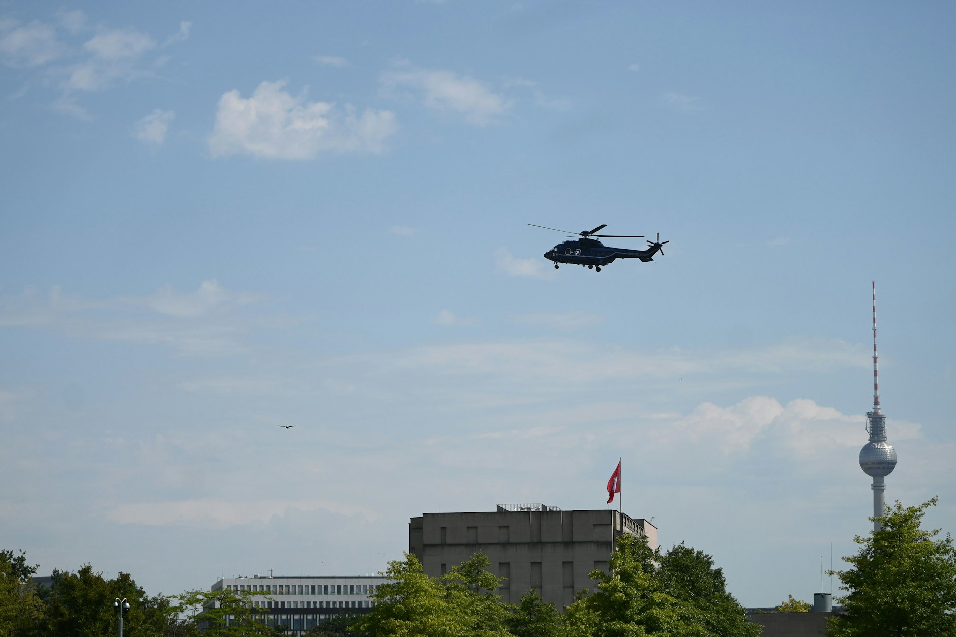 Ein Hubschrauber der Bundespolizei fliegt zum Kanzleramt vor der Teilnahme des ukrainischen Präsidenten Selenskyj an virtuellen Beratungen europäischer Staats- und Regierungschefs.