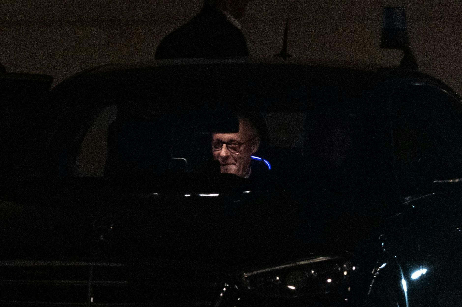Bundeskanzler Friedrich Merz (CDU) verlässt in der Nacht das Kanzleramt.