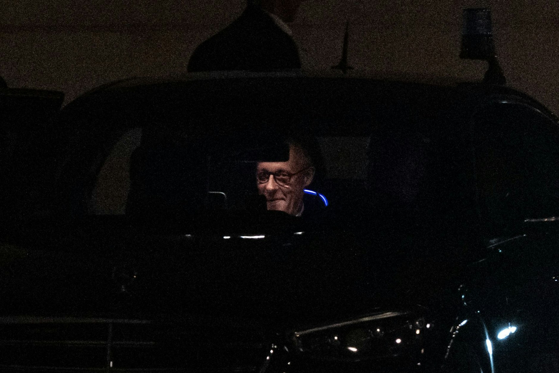 Bundeskanzler Friedrich Merz (CDU) verlässt in der Nacht das Kanzleramt.