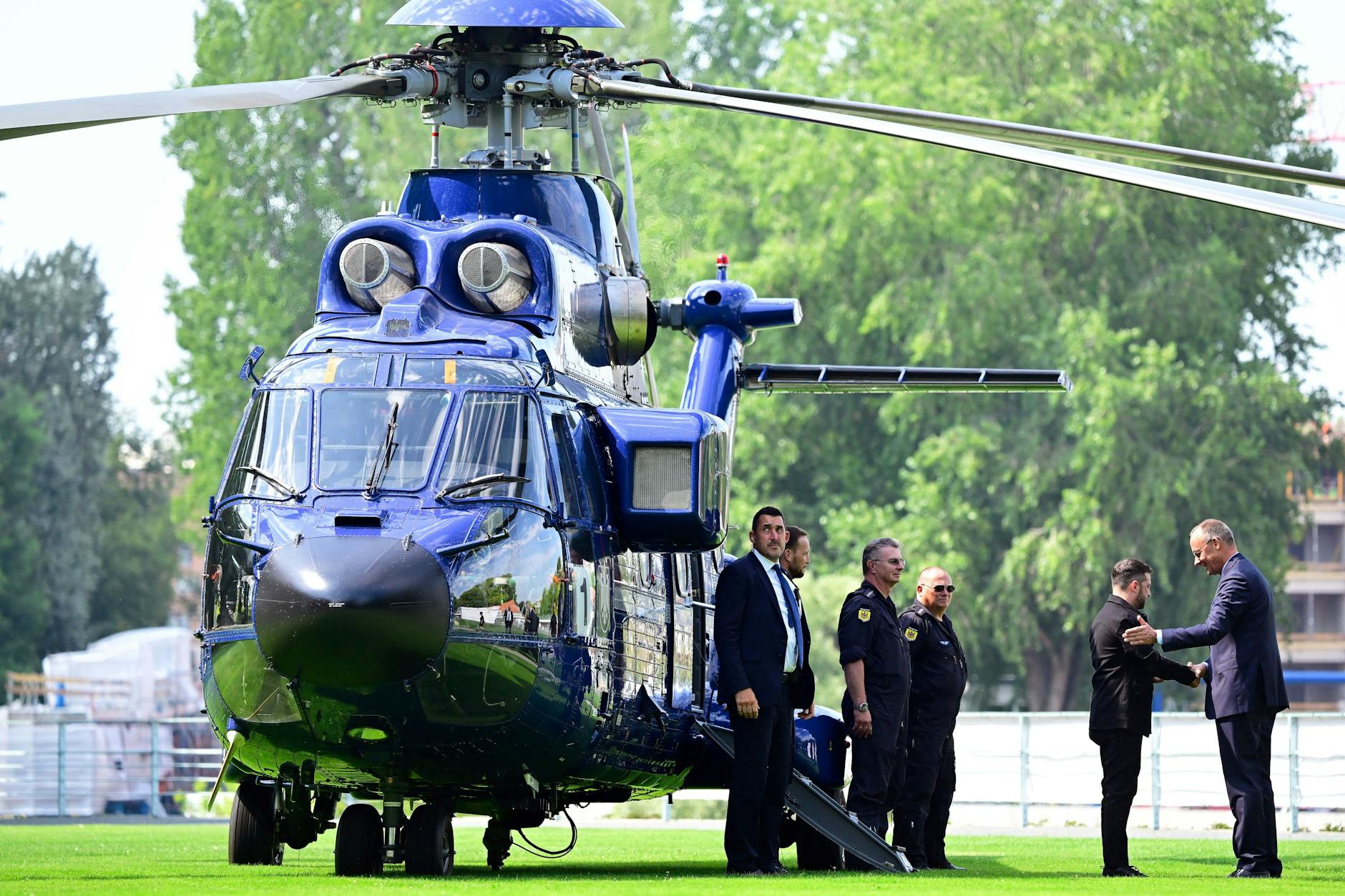 Bundeskanzler Friedrich Merz (CDU, r) begrüßt Wolodymyr Selenskyj (2.v.r), Präsident der Ukraine, bei dessen Ankunft im Garten des Bundeskanzleramtes.