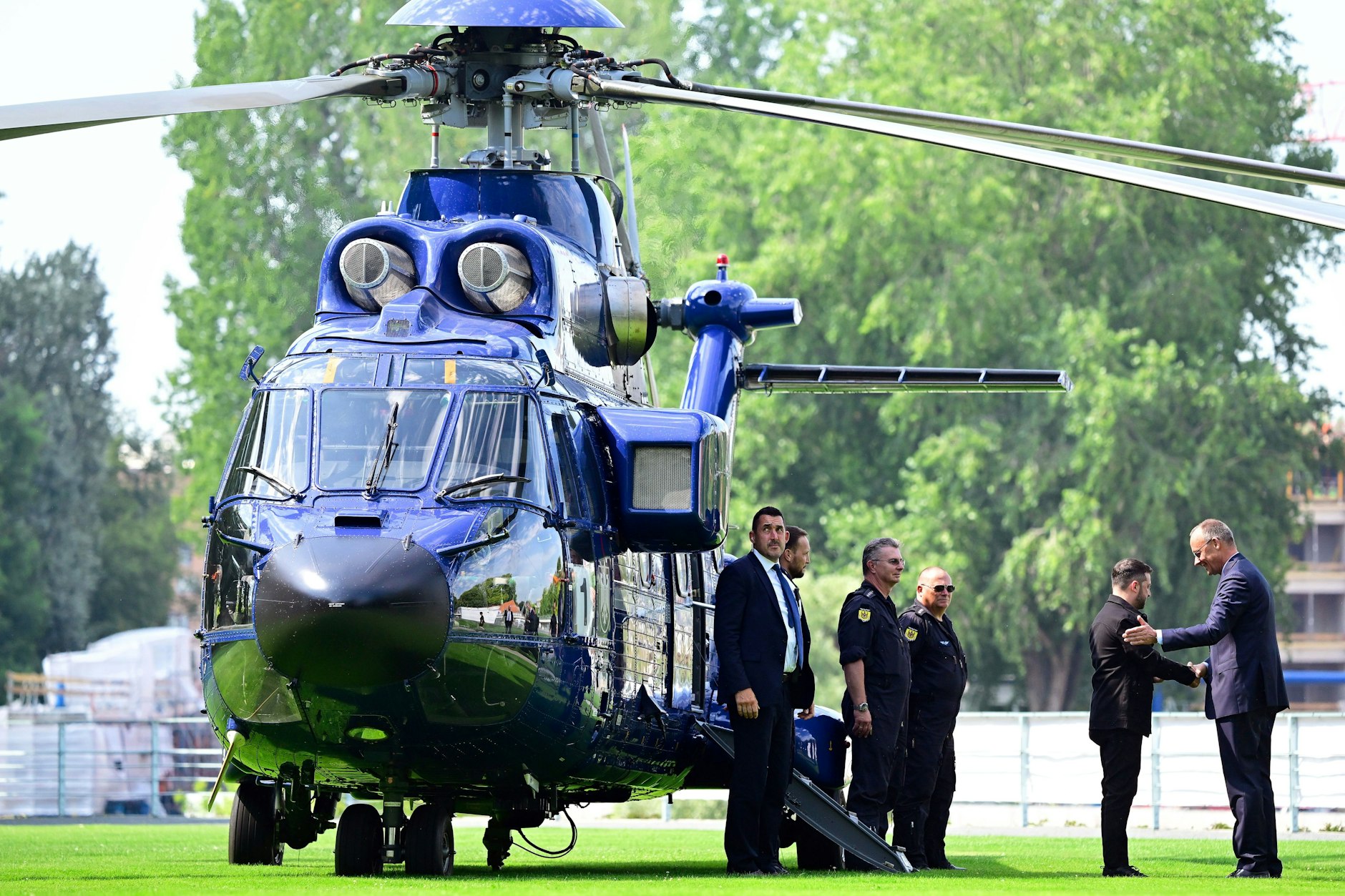 Bundeskanzler Friedrich Merz (CDU, r) begrüßt Wolodymyr Selenskyj (2.v.r), Präsident der Ukraine, bei dessen Ankunft im Garten des Bundeskanzleramtes.