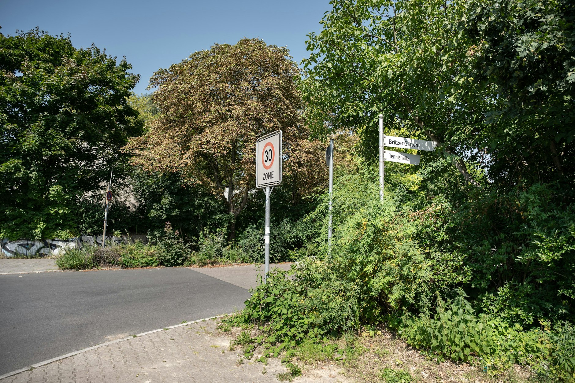 Em breve, os contêineres para refugiados estarão localizados aqui no estacionamento da Sangerhauser Weg.