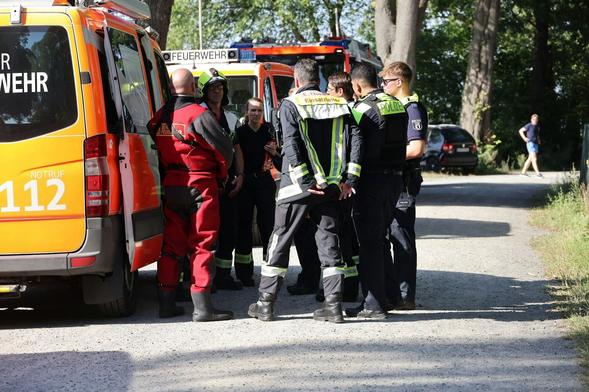 Rettungskräfte während des Einsatzes am Tegeler See