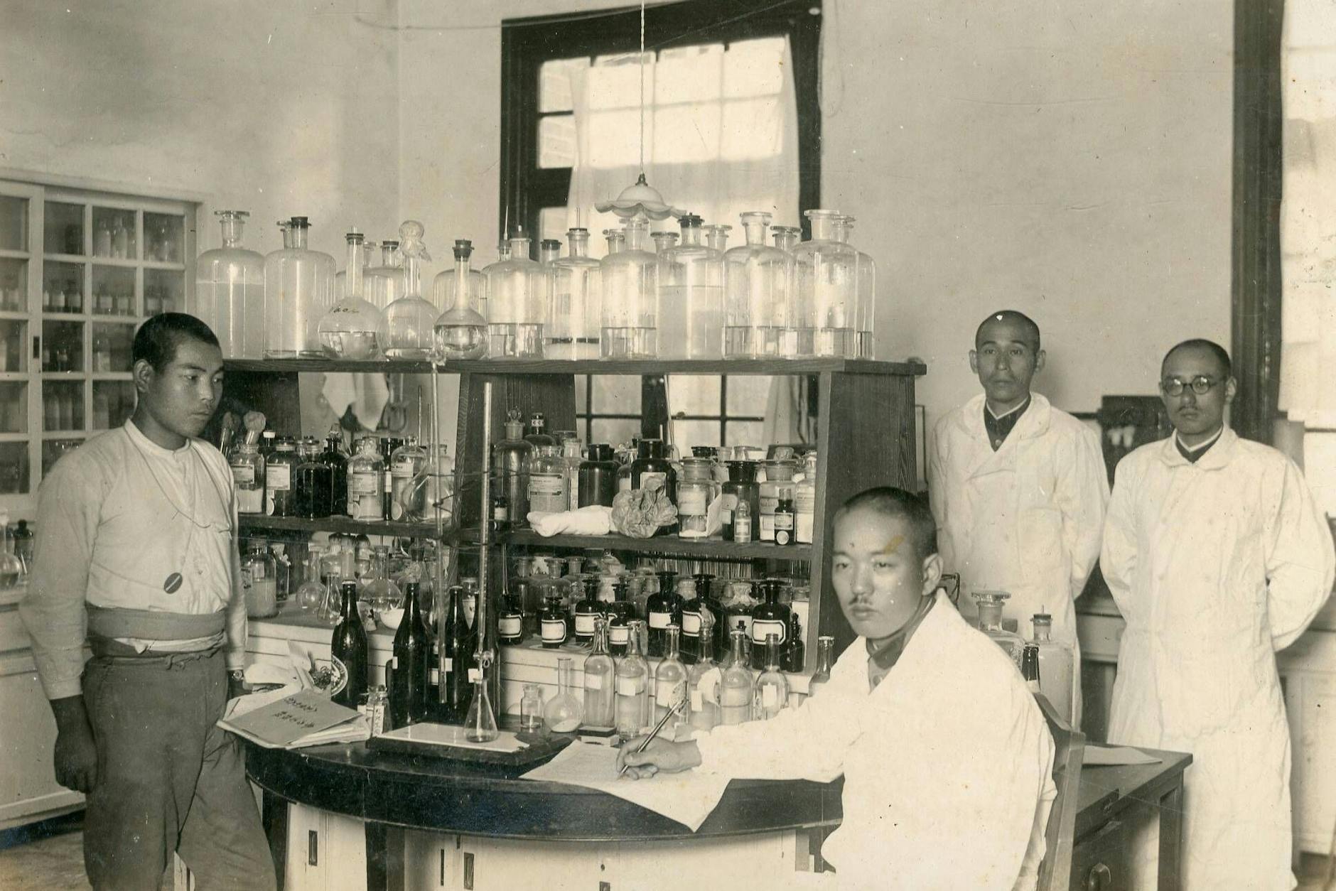 Ein japanisches Labor zu Zwecken der Entwicklung biologischer Waffen in China