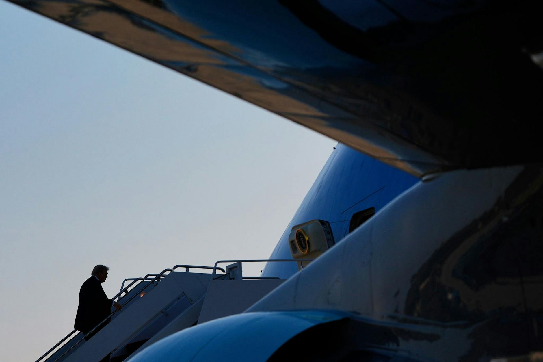 US-Präsident Donald Trump geht an Bord der Air Force One, um nach Alaska zu fliegen.