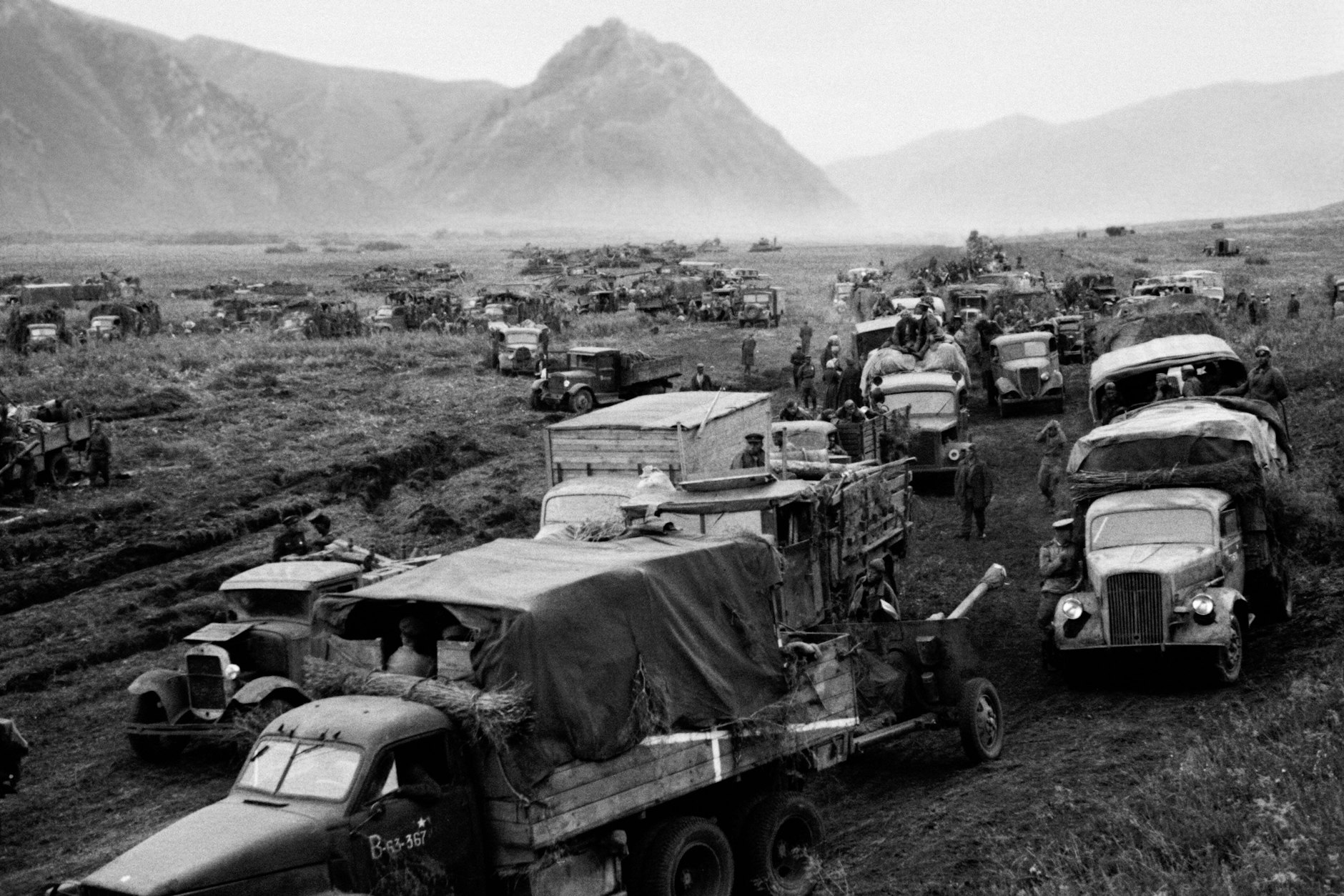 Eine sowjetische Motorkolonne überquert im August 1945 das Große Hinggan-Gebirge.