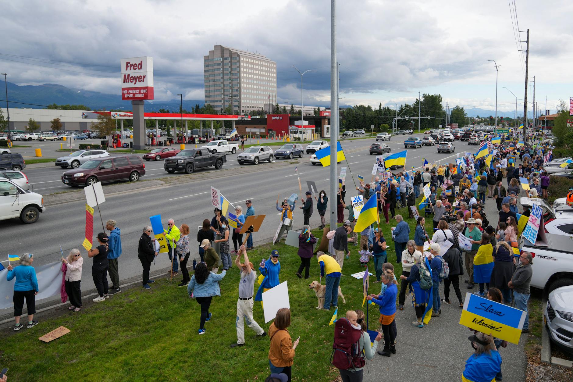 Pro-ukrainische Demonstranten haben sich in Anchorage versammelt.