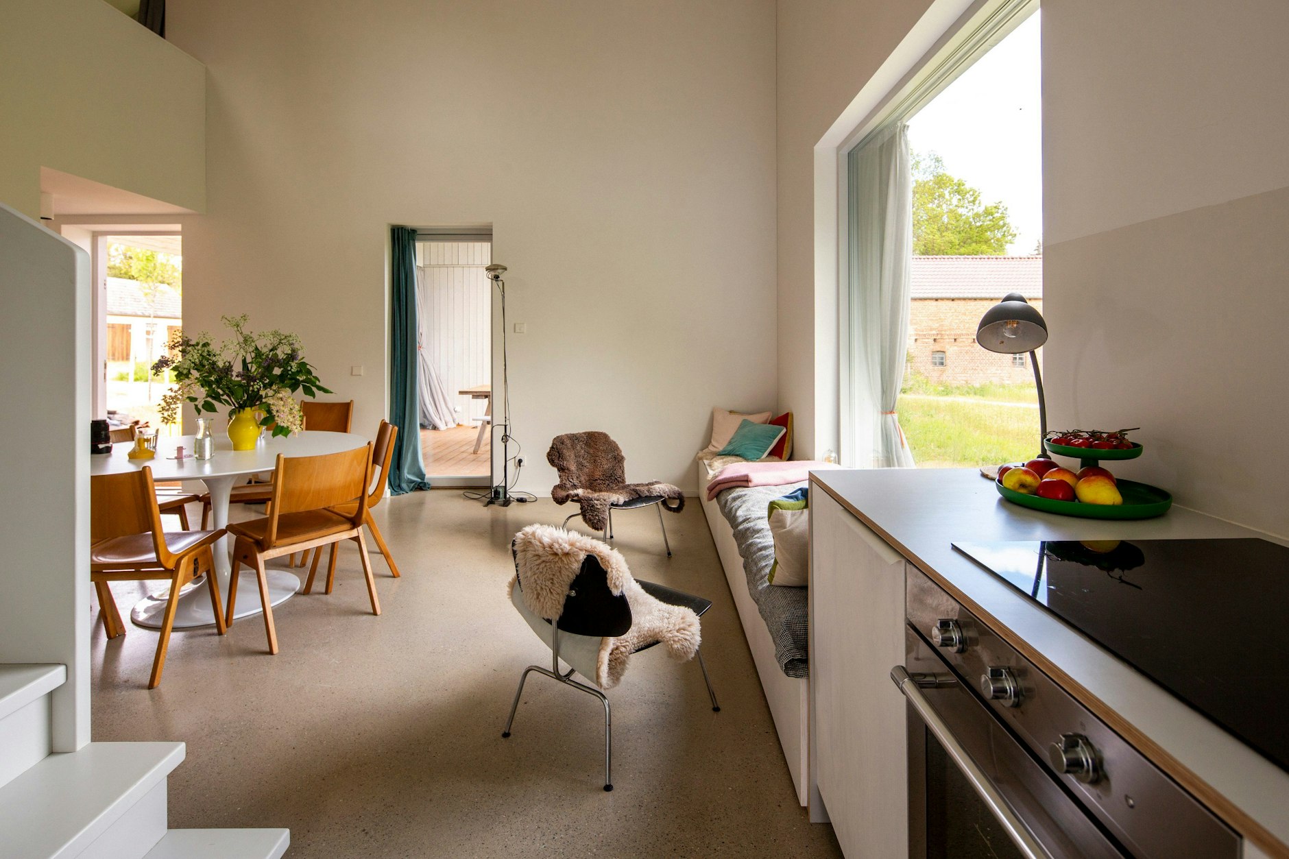 The view of the greenery forms a meaningful contrast to the deliberately sober interior.