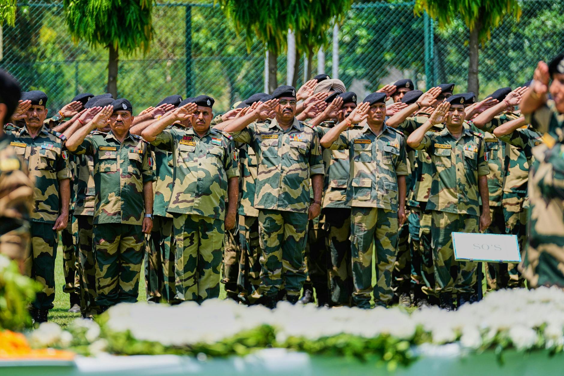 Indische Soldaten erweisen einem Soldaten die letzte Ehre, der beim erneuten Aufflammen des Konflikts um Kaschmir im Mai getötet wurde. Die verbesserten Beziehungen zwischen den USA und Pakistan wirken sich ebenfalls negativ auf Indiens Beziehung zur Trump-Regierung aus.