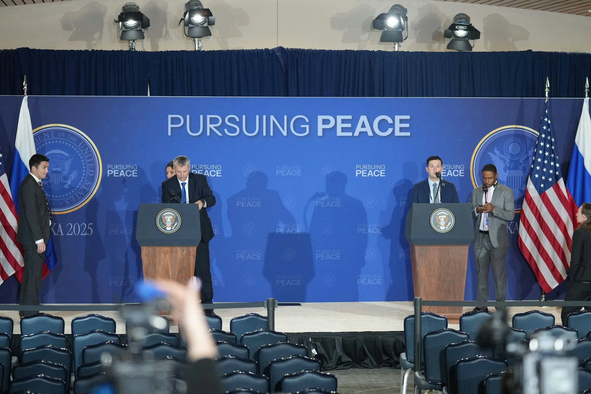 Im Presseraum finden die letzten Vorbereitungen vor der gemeinsamen PK statt.