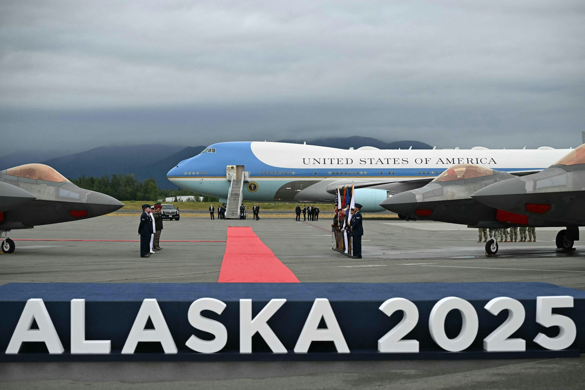Die US-amerikanische Air Force One nach der Landung in Anchorage.