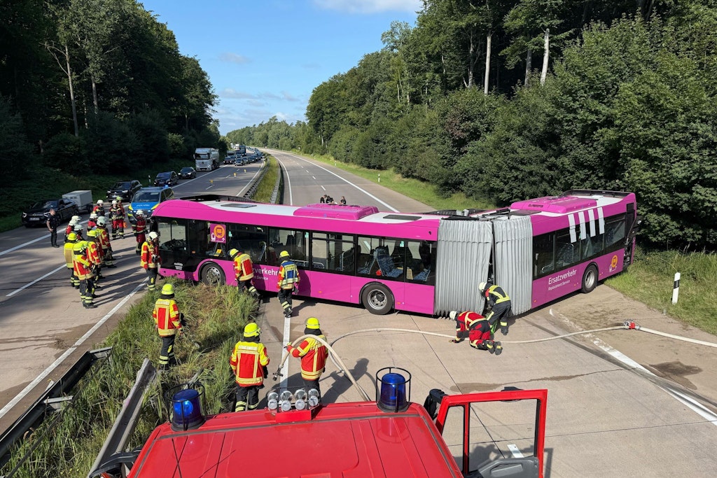 Gelenkbus im Schienenersatzverkehr verunglückt auf A24: Fünf Verletzte