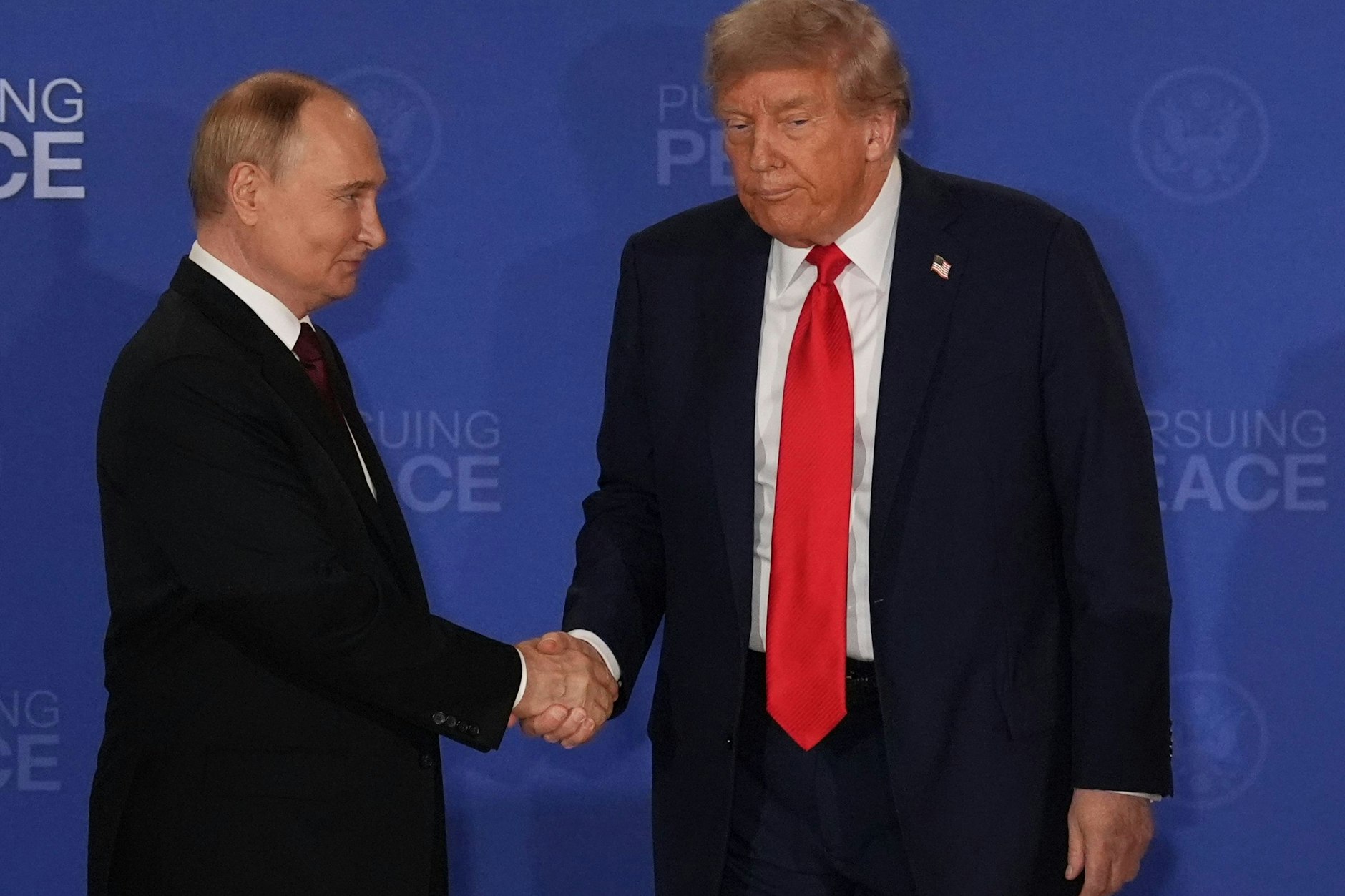 US-Präsident Donald Trump (r) schüttelt die Hand des russischen Präsidenten Wladimir Putin während einer gemeinsamen Pressekonferenz auf der Joint Base Elmendorf-Richardson, Alaska.