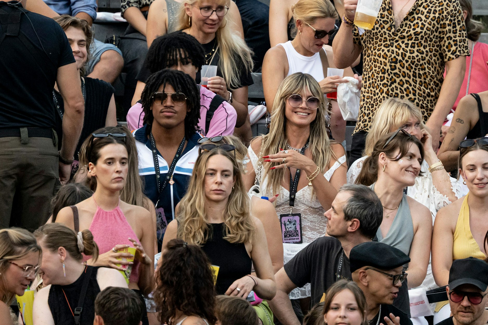 Heidi Klum ve oğlu (solunda) konserde.