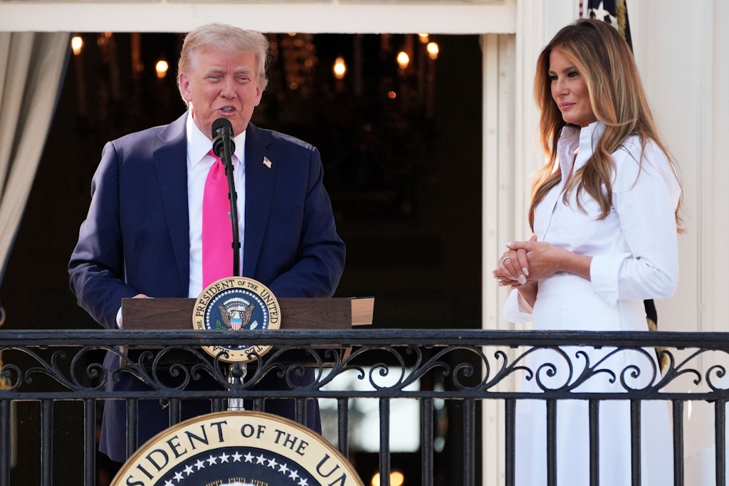 First Lady Melania Putin'e mektup yazıyor: