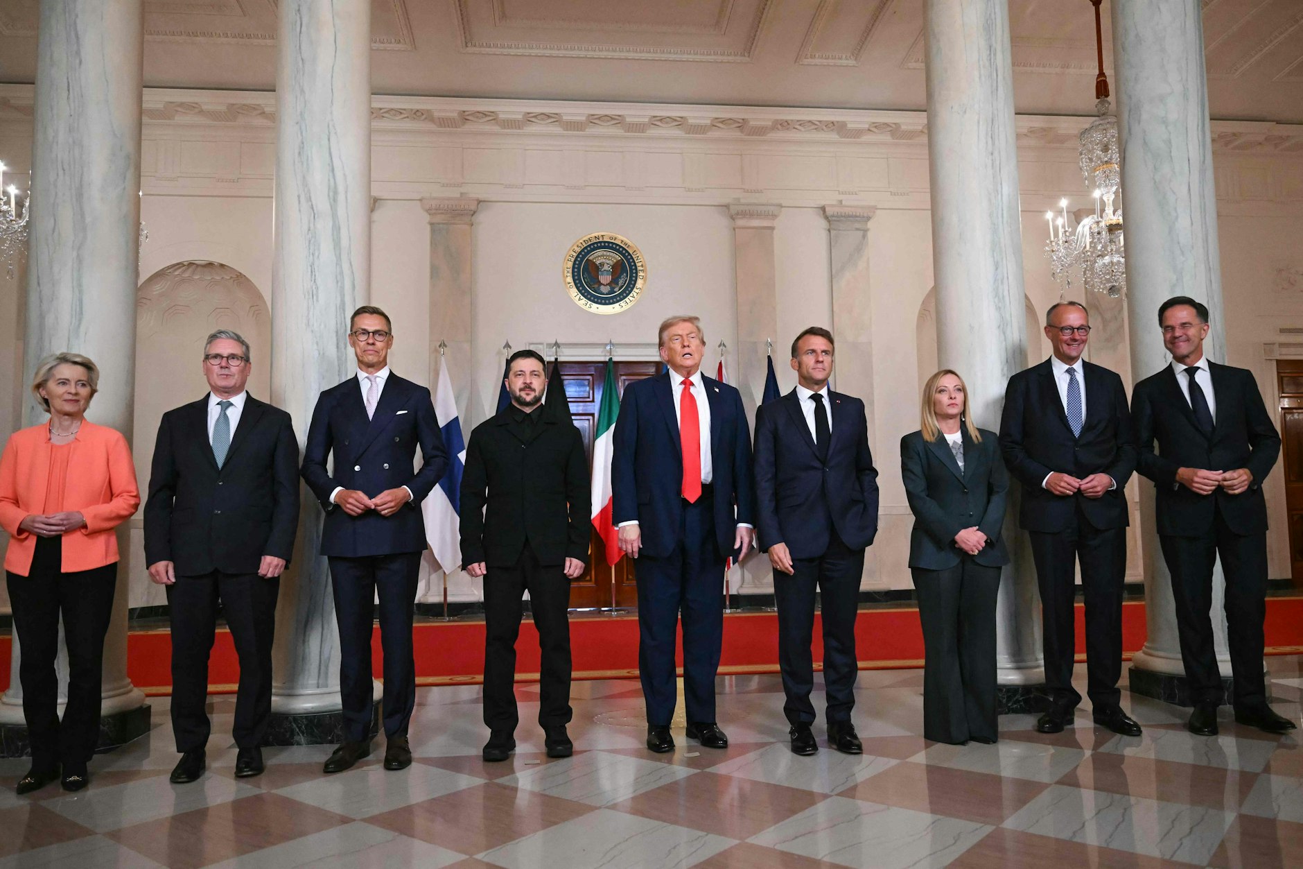 Europäische Spitzenpolitiker und der ukrainische Präsident Wolodymyr Selenskyj posieren für ein „Familienfoto“ mit US-Präsident Donald Trump im Cross Hall des Weißen Hauses in Washington.