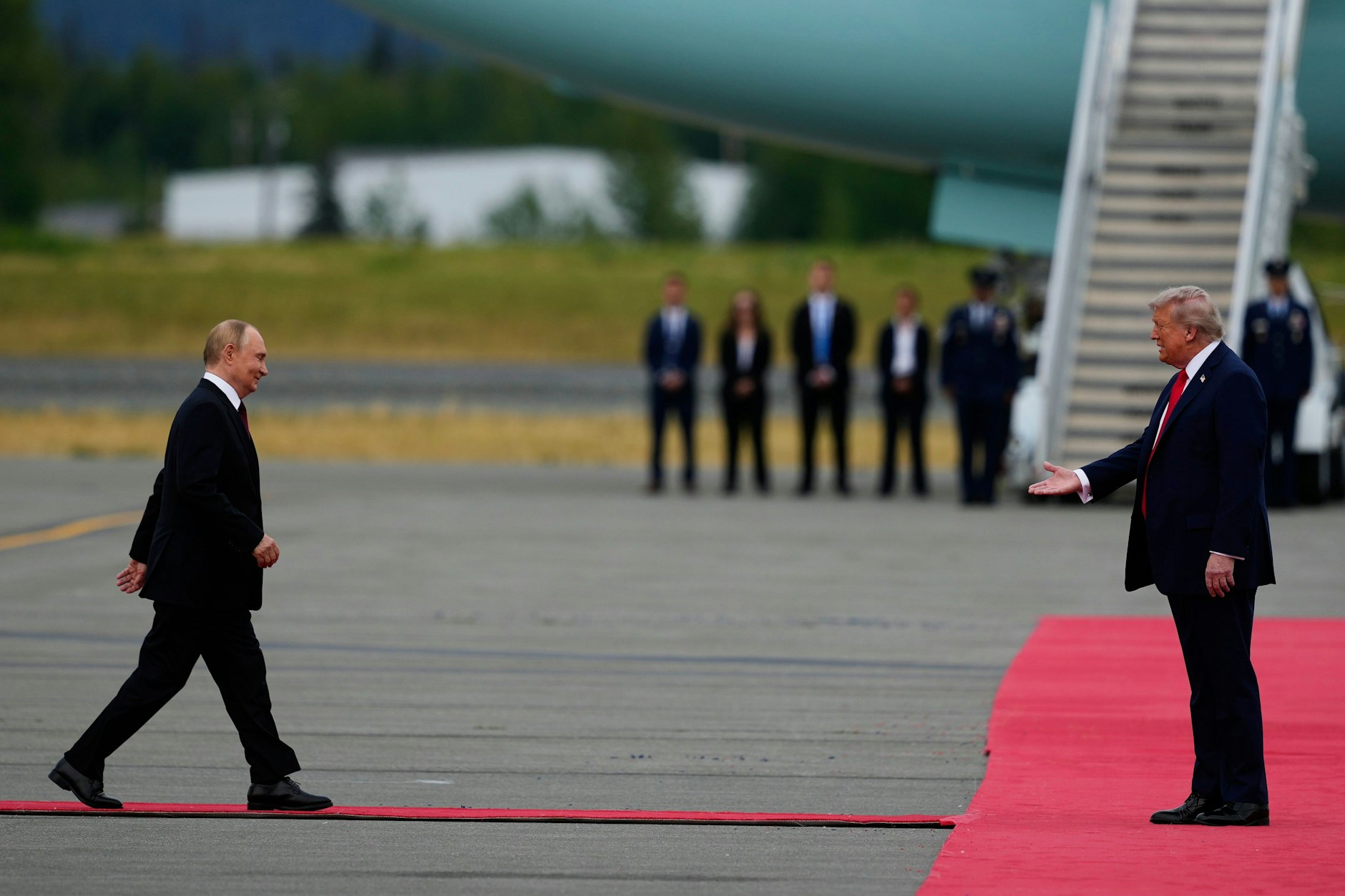 15.08.2025. US-Präsident Donald Trump (r)  begrüßt den russischen Präsidenten Wladimir Putin auf der Joint Base Elmendorf-Richardson in Alaska.