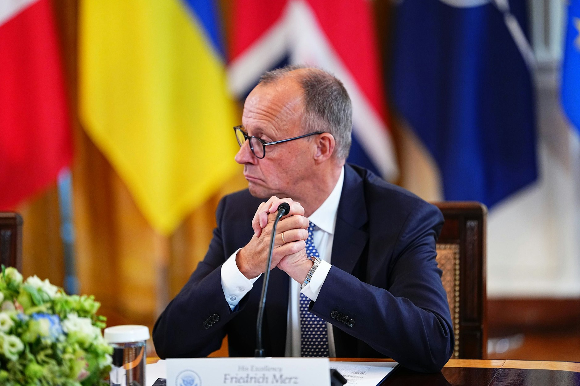 Eil-Gipfel zur Ukraine: Bundeskanzler Friedrich Merz nimmt im East Room des Weißen Hauses an Gesprächen mit Präsident Donald Trump und europäischen Staats- und Regierungschefs teil.