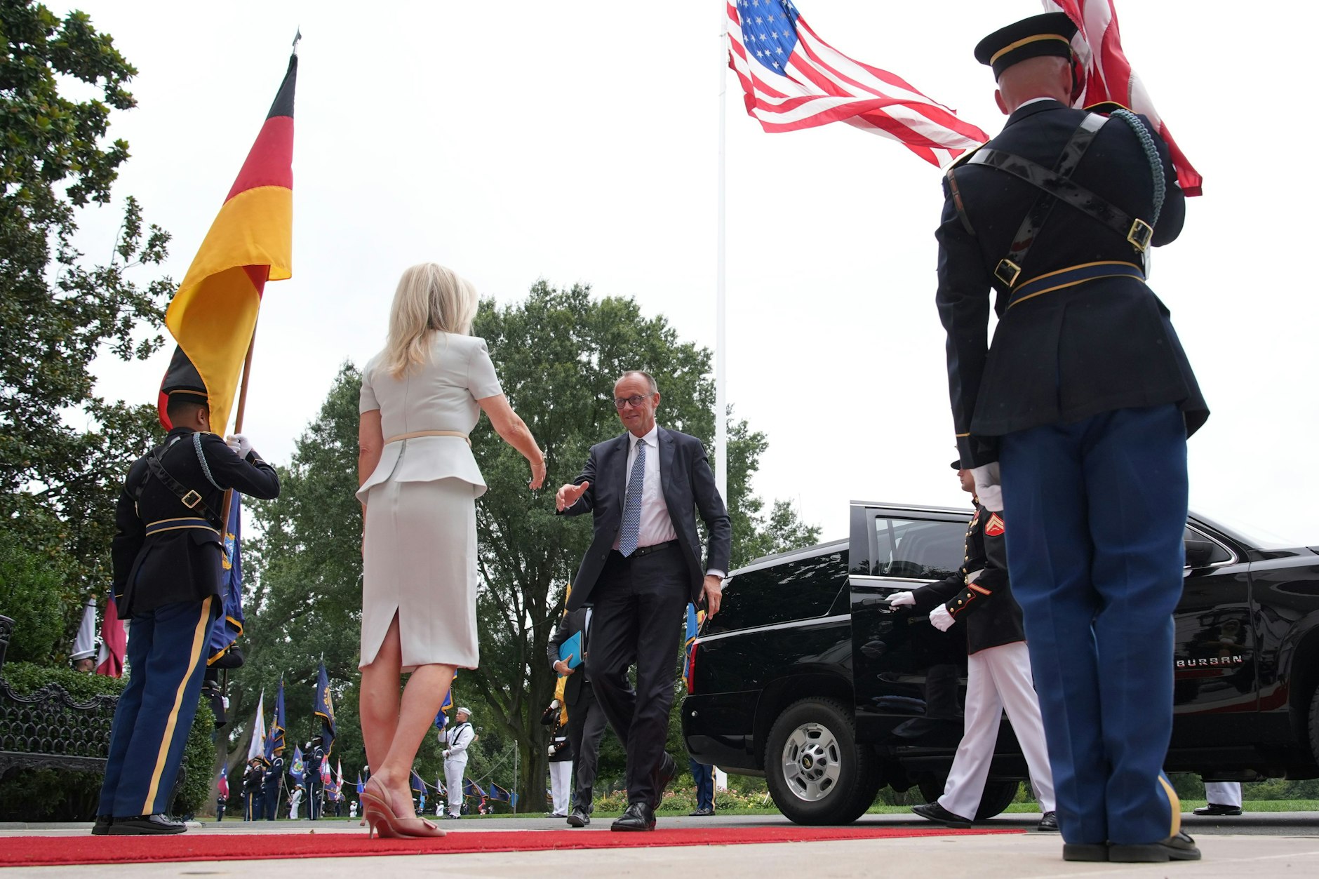 USA, Washington: Monica Crowley (l), Protokollchefin des Weißen Hauses, begrüßt Bundeskanzler Friedrich Merz (CDU) bei seiner Ankunft zu einem Treffen mit US-Präsident Trump und dem ukrainischen Präsidenten Selenskyj im Weißen Haus. 