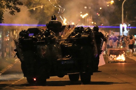 Proteste in Serbien arten aus: Demonstranten attackieren Zentrale der Regierungspartei