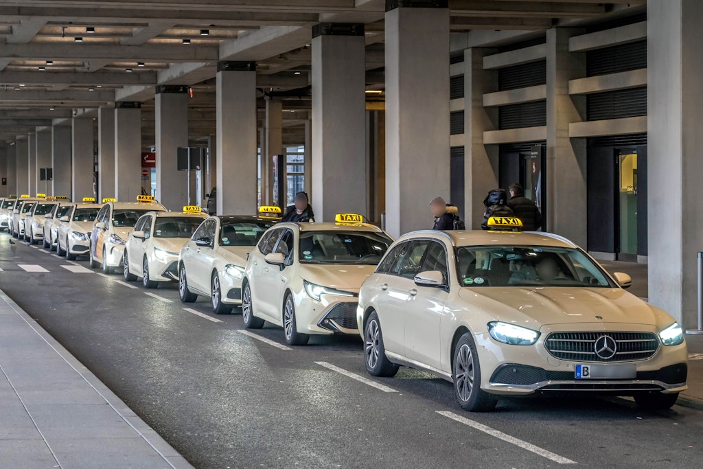 Berliner Taxifahrer am Flughafen BER: „Nein, Touristen fahre ich nicht“