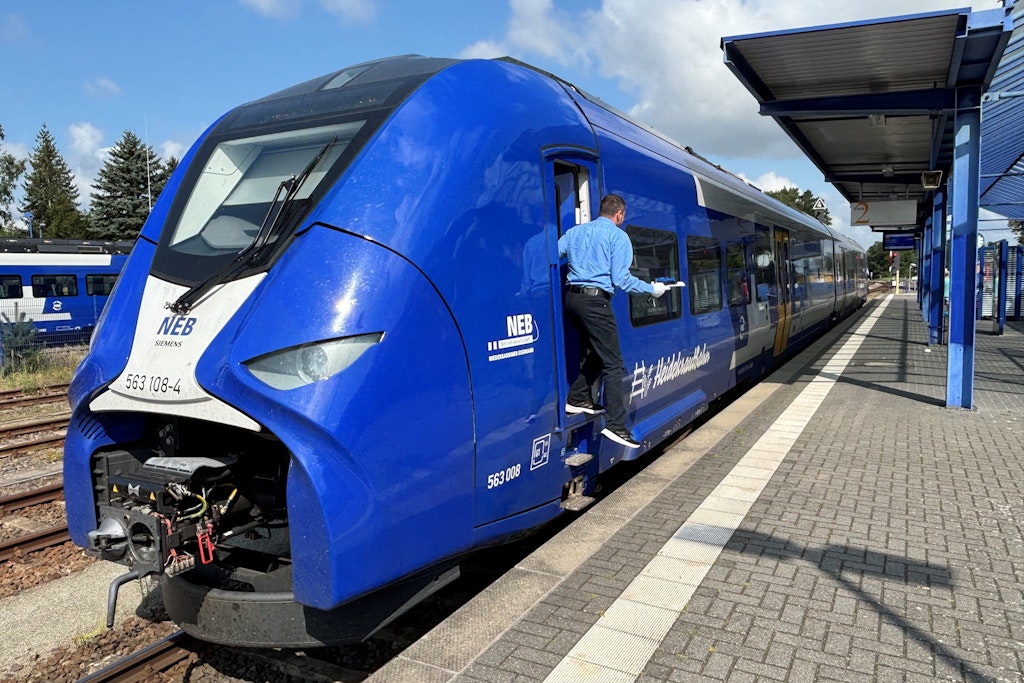 Wasserstoffzüge auf der Heidekrautbahn: Mit Champagner auf der Linie RB27 unterwegs