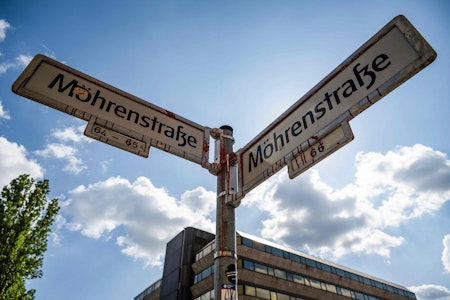 Eilantrag eingereicht: Umbenennung der Mohrenstraße könnte in letzter Sekunde gestoppt werden