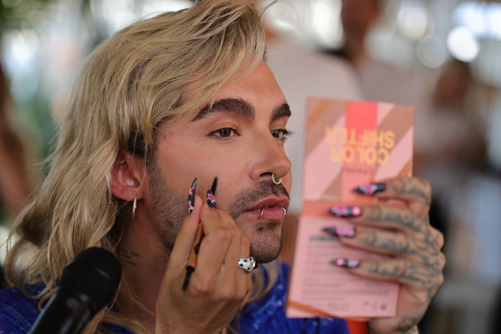 Bill Kaulitz sizi Berlin'deki parfüm partisine davet ediyor-ama kendi kıyafet kodunu görmezden geliyor