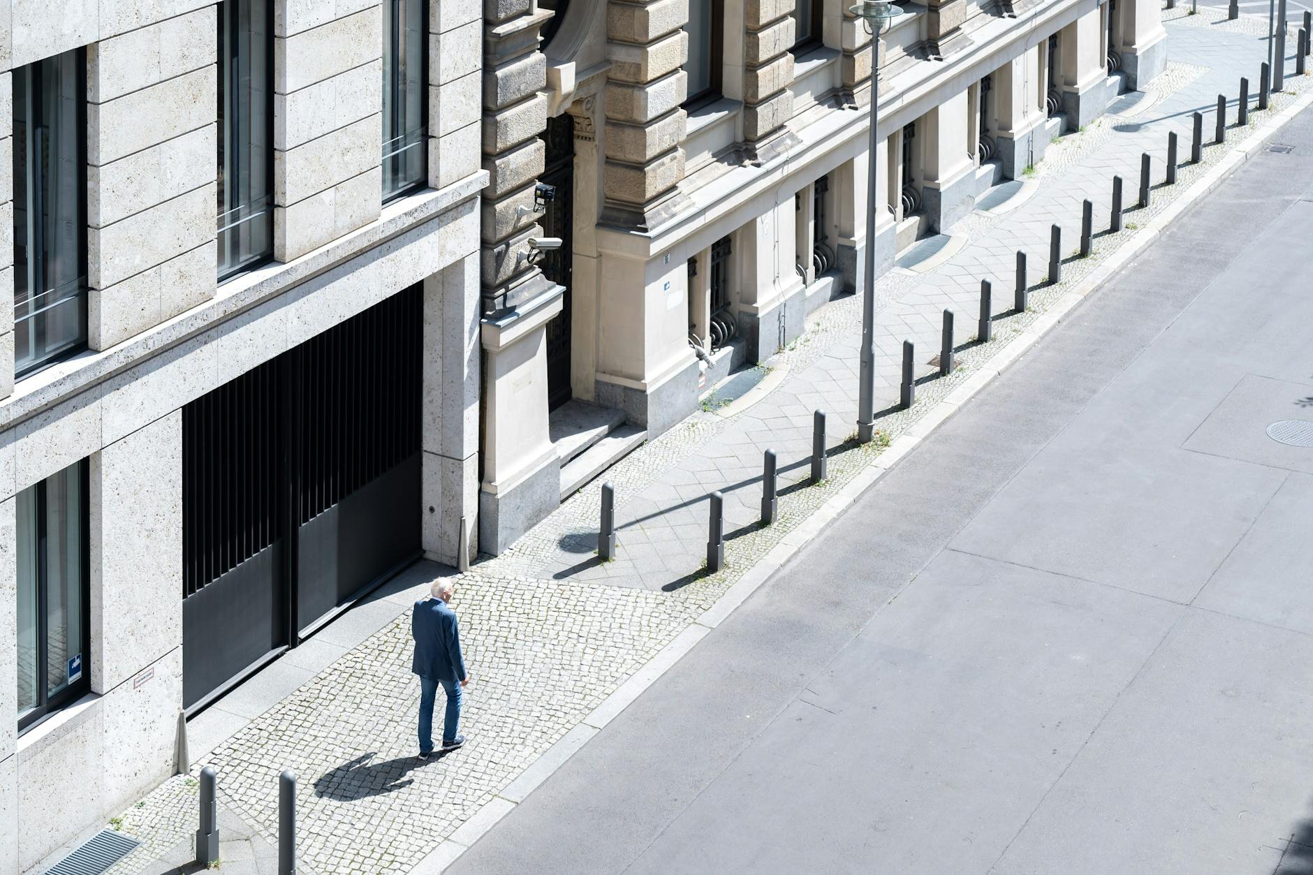 Götz Aly vor seinem Büro in der Mohrenstraße in Mitte.