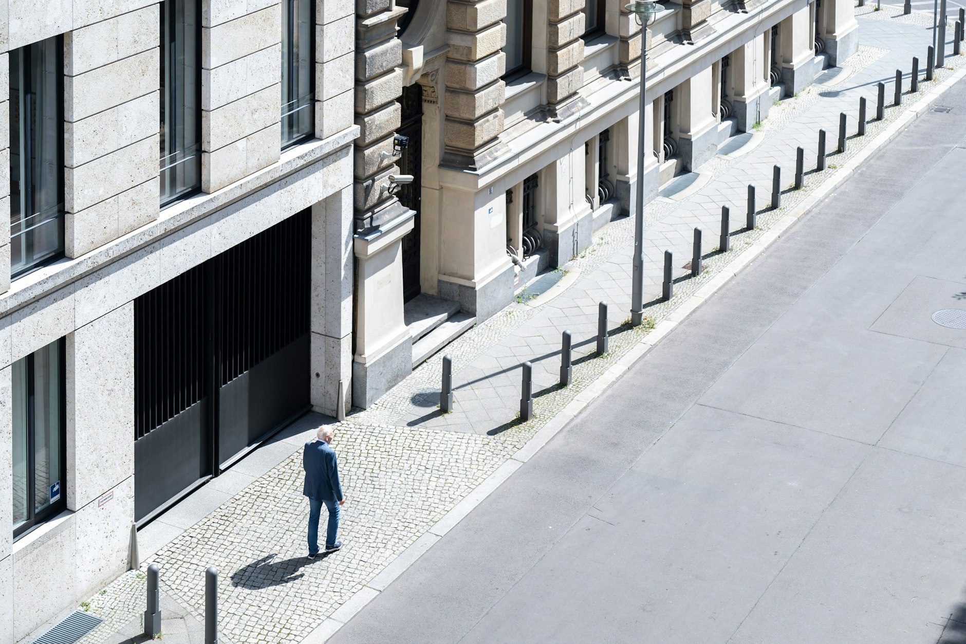 Götz Aly vor seinem Büro in der Mohrenstraße in Mitte.