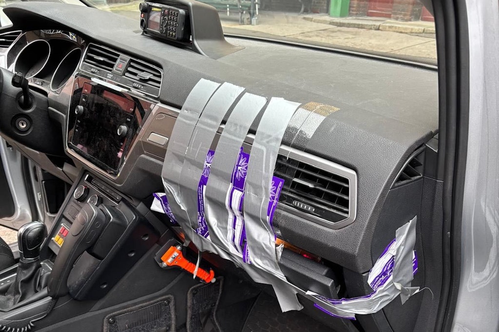Geflickt mit Klebeband und MacGyver-Tricks: Berlins Polizeiwagen sind in katastrophalem Zustand