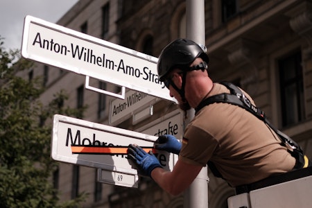 Decolonize Berlin zu gestoppter Umbenennung der Mohrenstraße: „Wir feiern trotzdem, nur lauter“