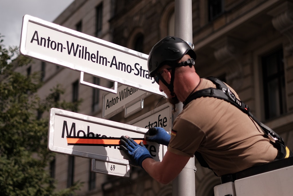 Decolonize Berlin zu gestoppter Umbenennung der Mohrenstraße: „Wir feiern trotzdem, nur lauter“