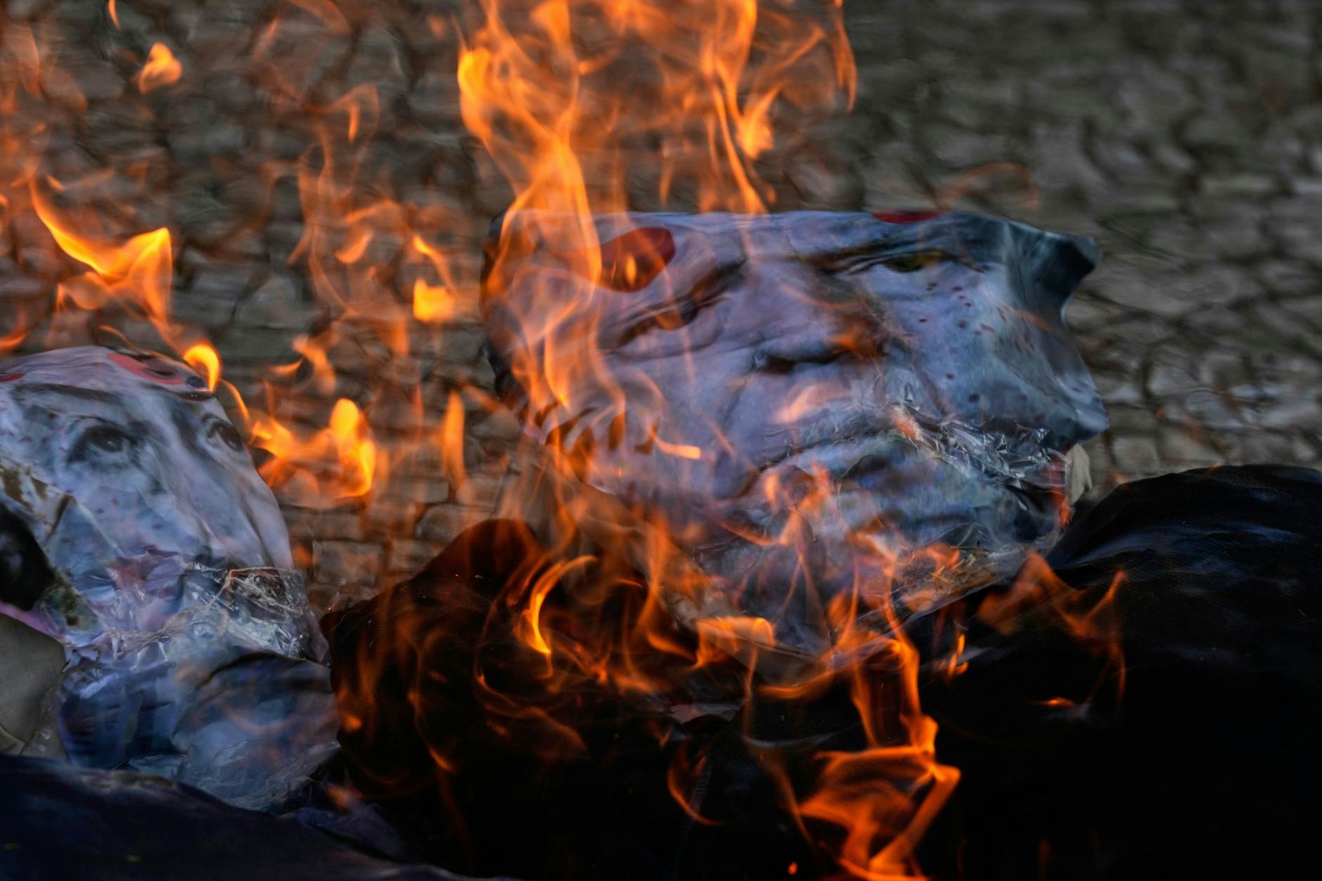 dpatopbilder - August 19, 2025, Brazil, Brasilia: Images of US President Donald Trump (right) and Israeli Prime Minister Benjamin Netanyahu burn during a demonstration in front of the US Embassy against the tariffs imposed by the American government and the US stance in the war between Israel and Hamas. Photo: Eraldo Peres/AP/dpa +++ dpa-Bildfunk +++
