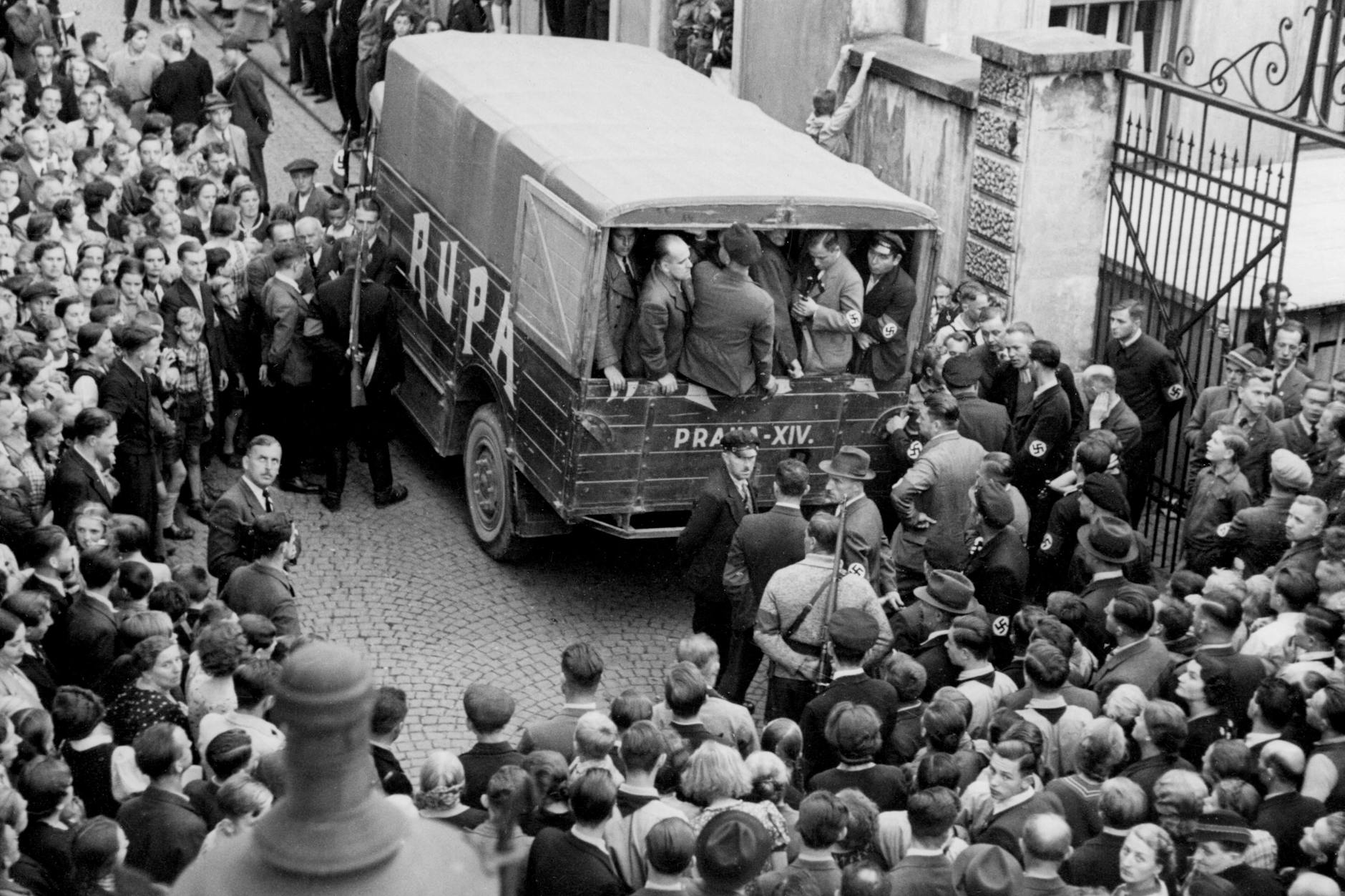 Abtransport von tschechoslowakischen Kommunisten durch die Nazis.