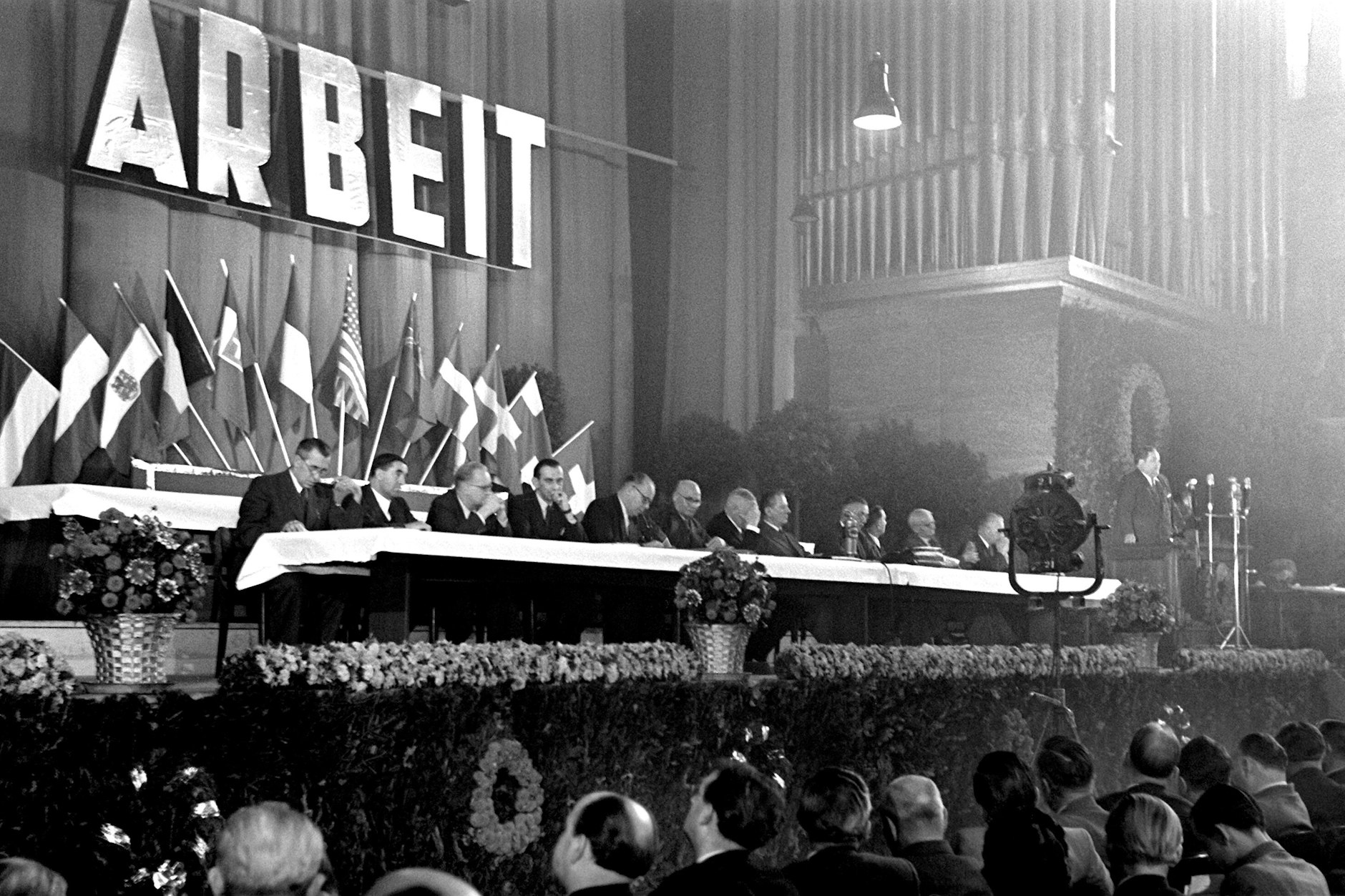 Die Rednertribüne des Kongreßsaales während der Eröffnungsfeierlichkeiten. Am 12. Oktober 1949 wird im festlich geschmückten Kongreßsaal des Deutschen Museums in München die Gründungstagung des Deutschen Gewerkschaftsbundes in Anwesenheit von Vertretern der westdeutschen Bundesregierung, der bayerischen Staatsregierung, der Hohen Kommissare der westlichen Besatzungsmächte und des Auslandes eröffnet.