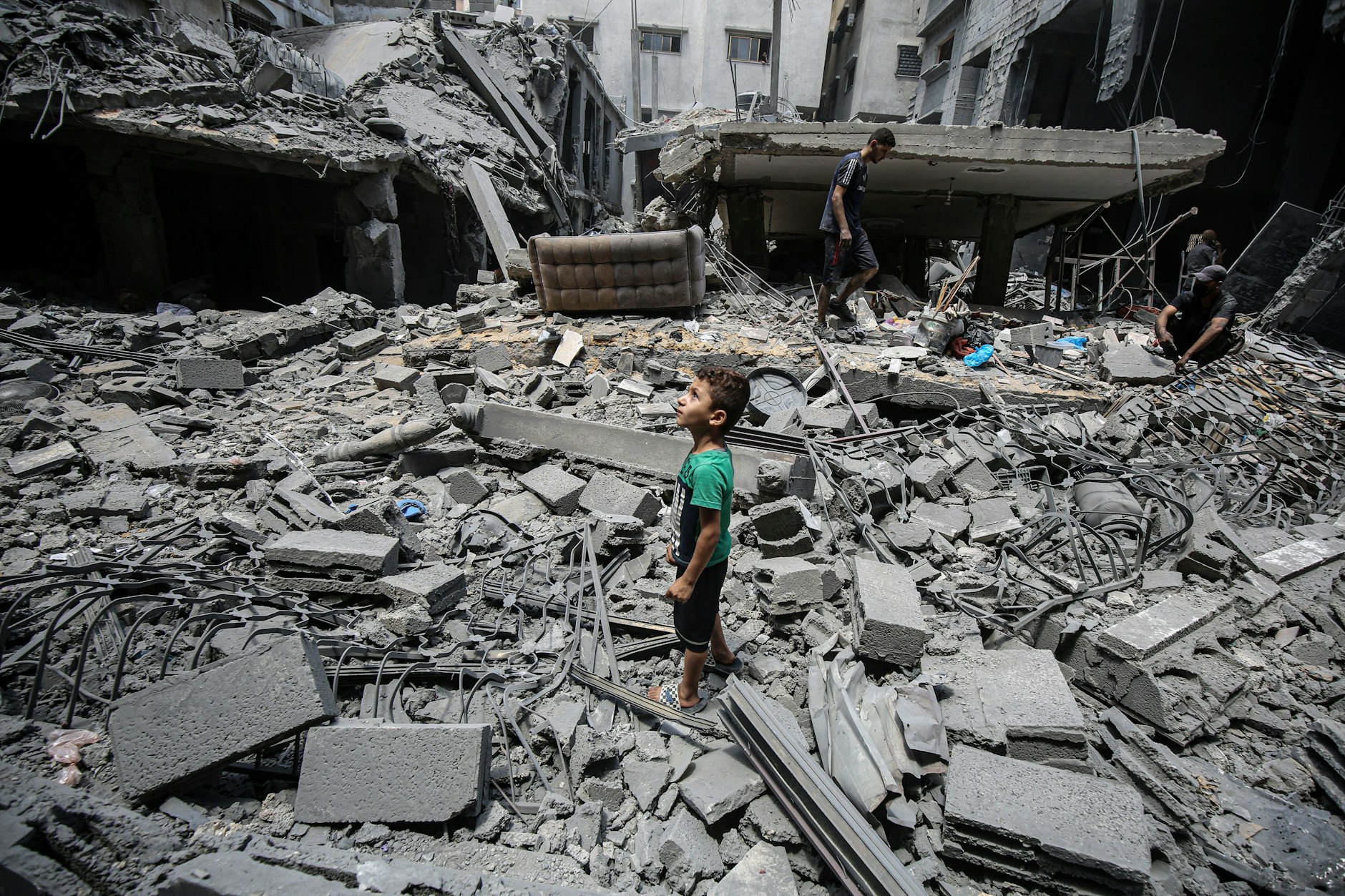 Ein palästinensisches Kind steht inmitten der Trümmer nach einem israelischen Morgenangriff auf ein Haus.