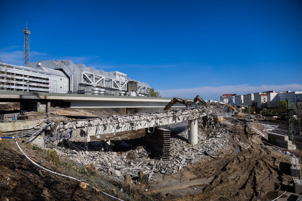 Neue Brücken nach Betonkollaps auf der A100 in Berlin: Warum der Stress ...