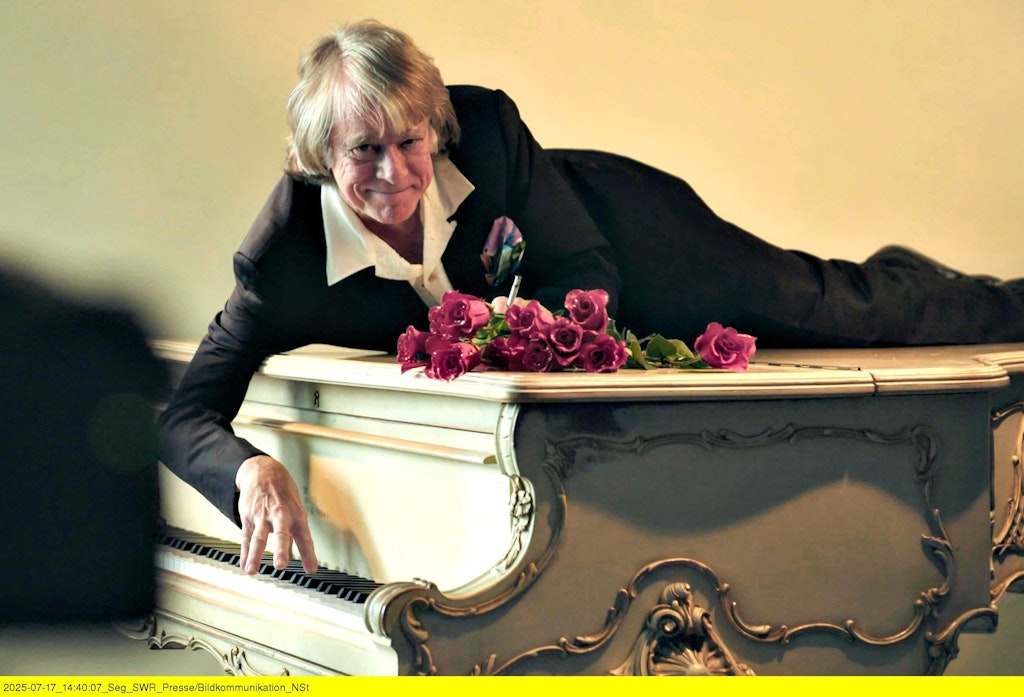 Aino Laberenz, 70. doğum gününde Helge Schneider'i tebrik ediyor