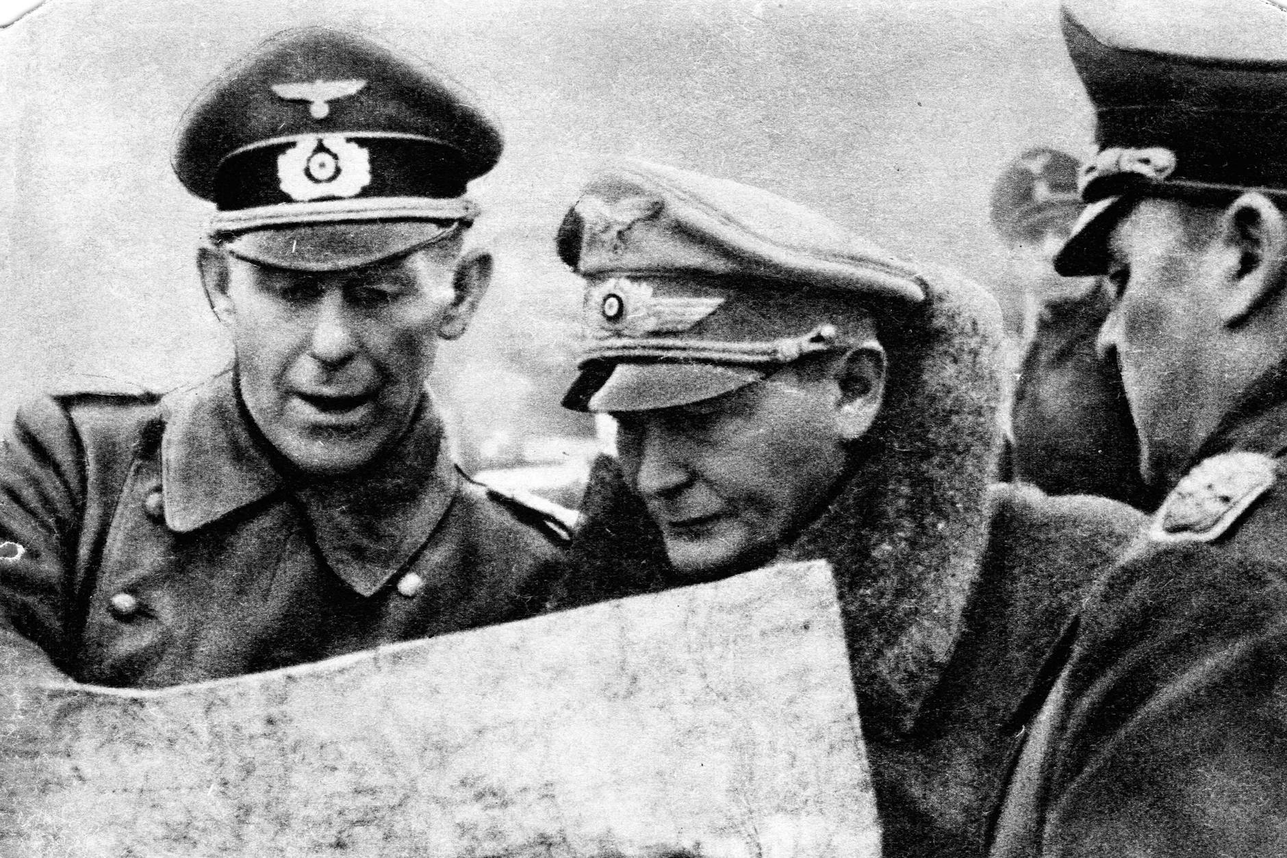 Berlin 1940: Reichsmarschall Hermann Göring, Chef der Luftwaffe, bei einer Besprechung mit Offizieren.