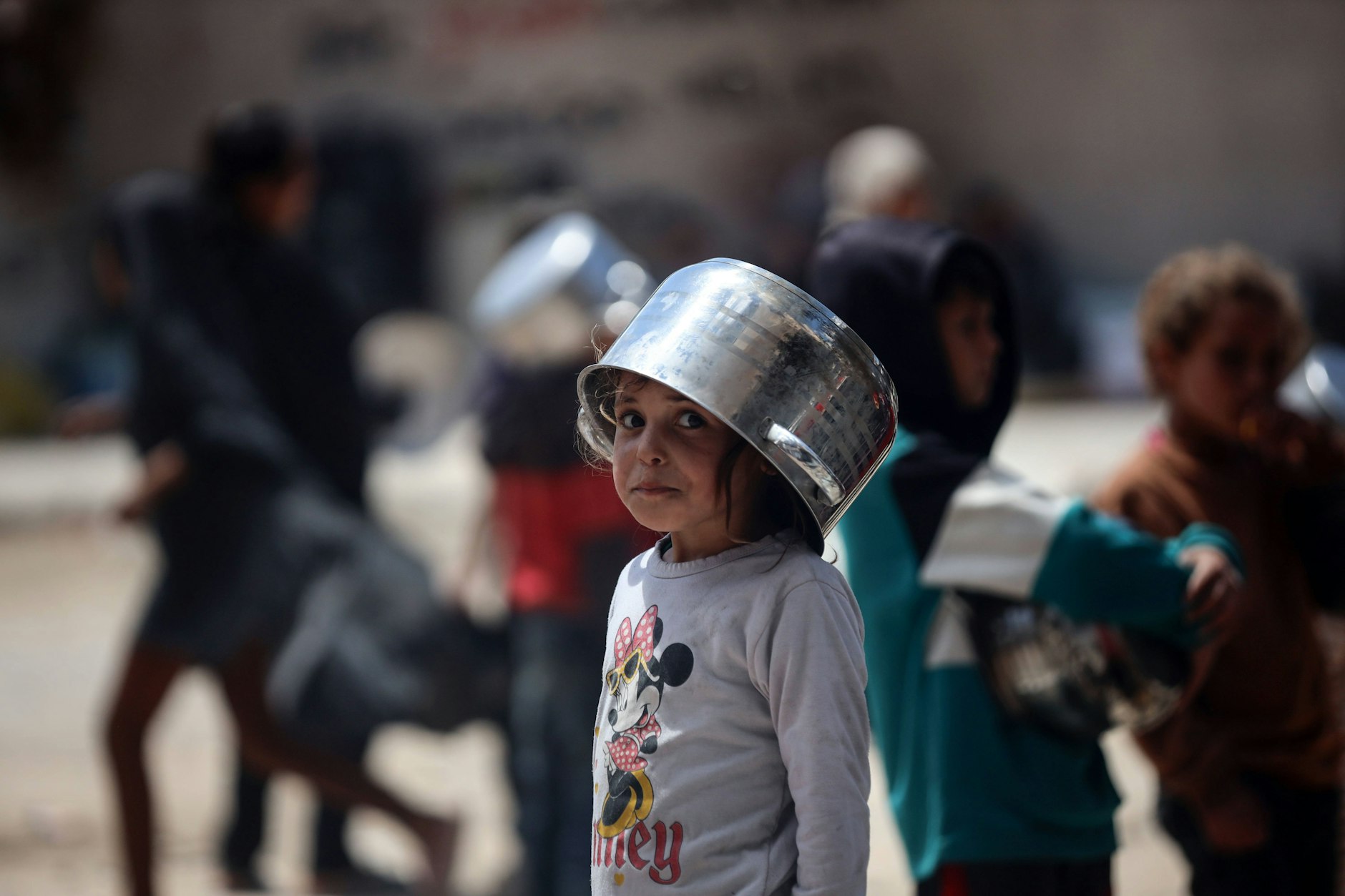 Ein Kind wartet in Gaza-Stadt an einer Essensausgabe.