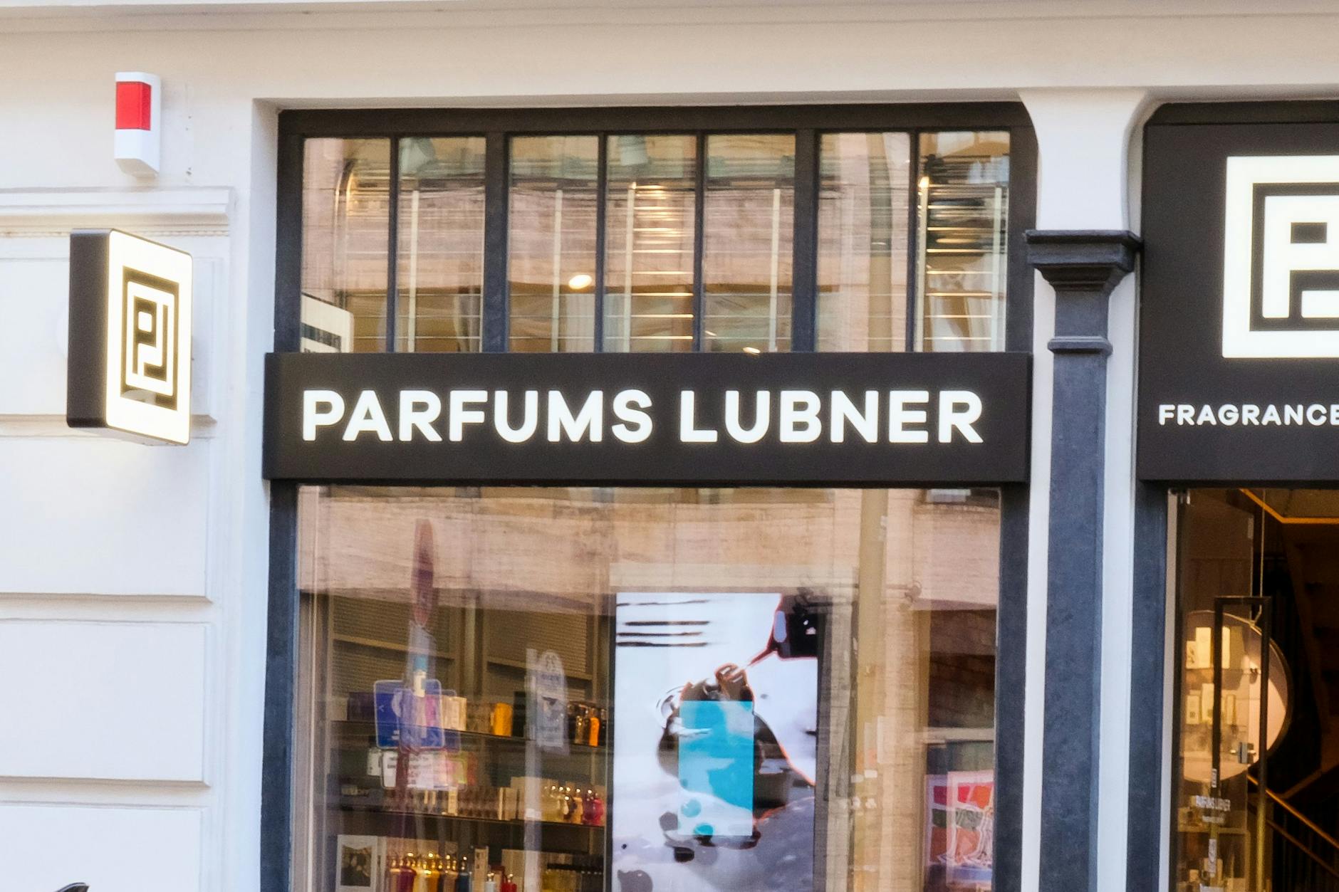 An manchen Tagen bildet sich vor dem Geschäft in der Münzstraße eine lange Schlange an Neugierigen.