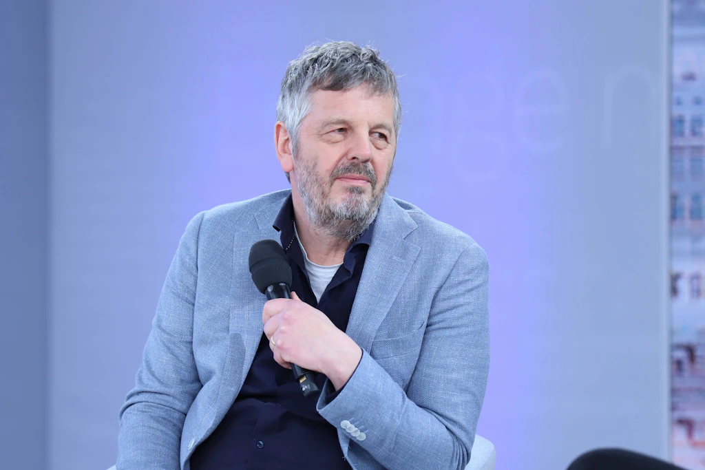 Mathijs Deens “Die Lotsin”: Neden bu gerilim büyüleyici