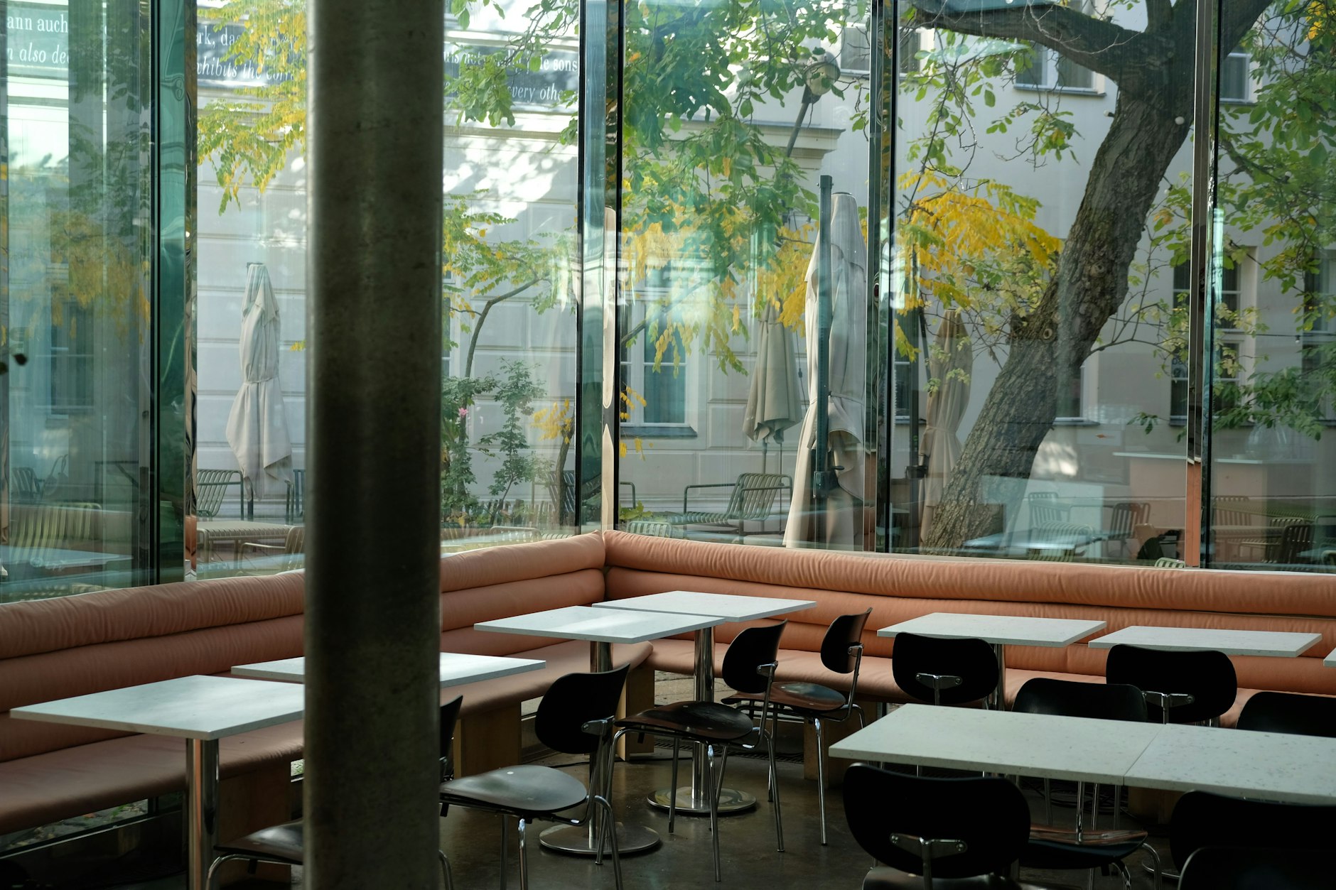 O Café Bravo fica em um pavilhão projetado pelo artista conceitual Dan Graham.