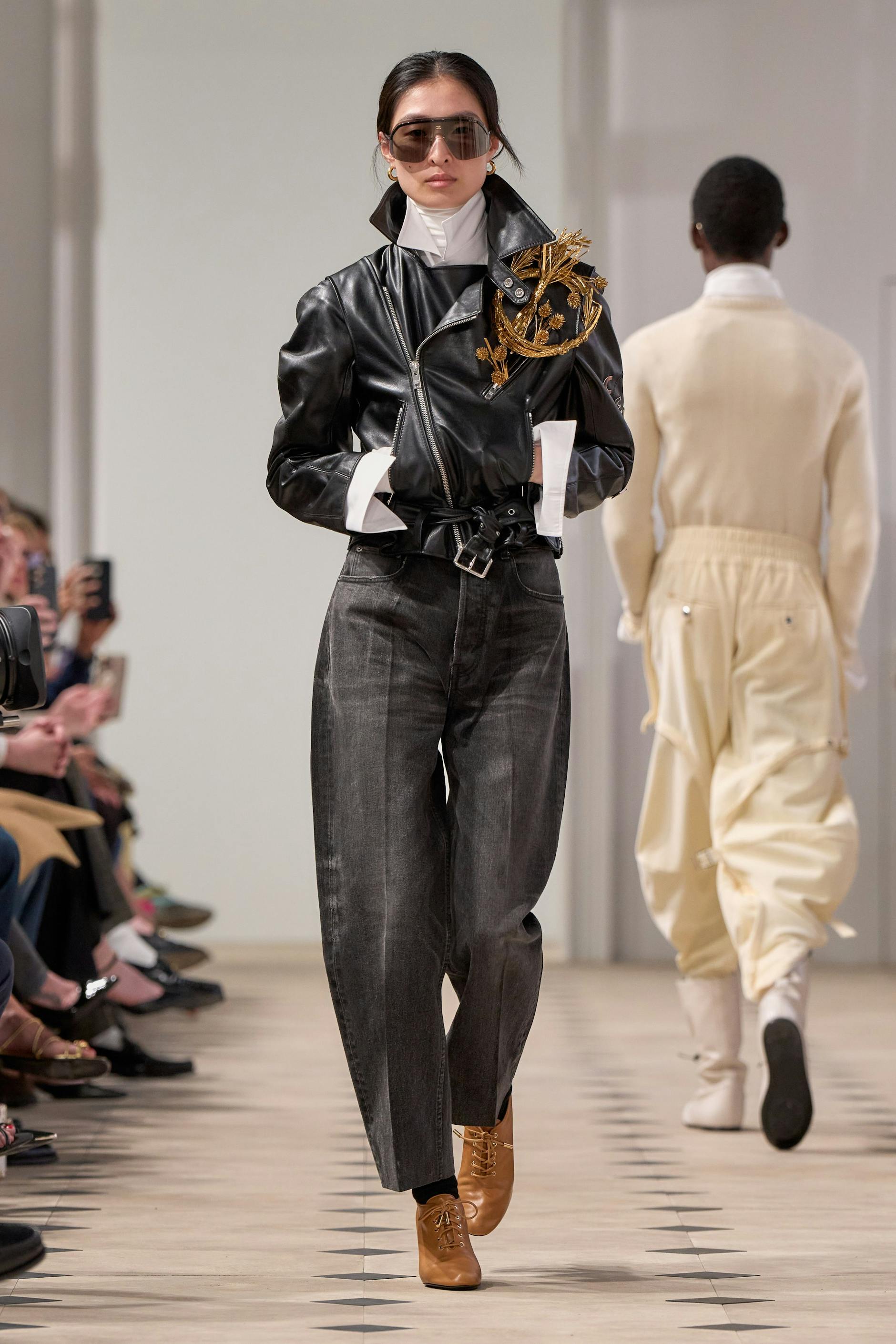 Celine também usou gola levantada em junho: o novo diretor criativo Michael Rider criou uma série de looks elegantes e elegantes.
