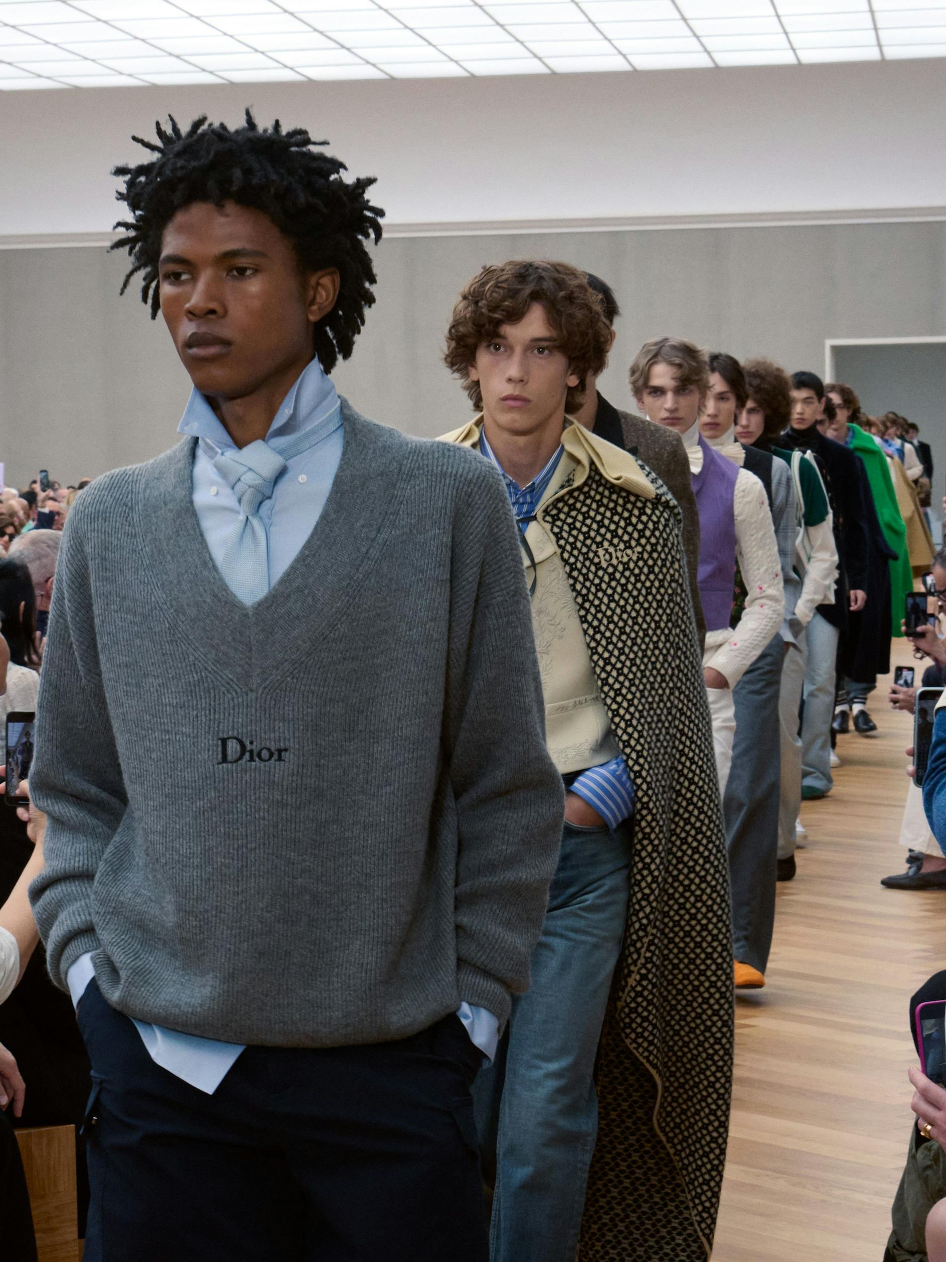 A estreia em junho do novo estilista da Dior, Jonathan Anderson, foi repleta de referências preppy. Uma camisa de botões com gravata e gola dobrada aparece na frente.