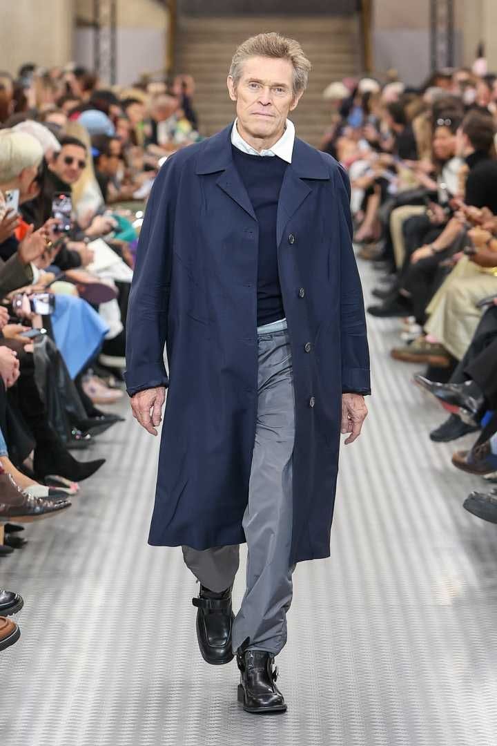 A gola indecisa da Miu Miu: Apresentada pelo ator Willem Dafoe.