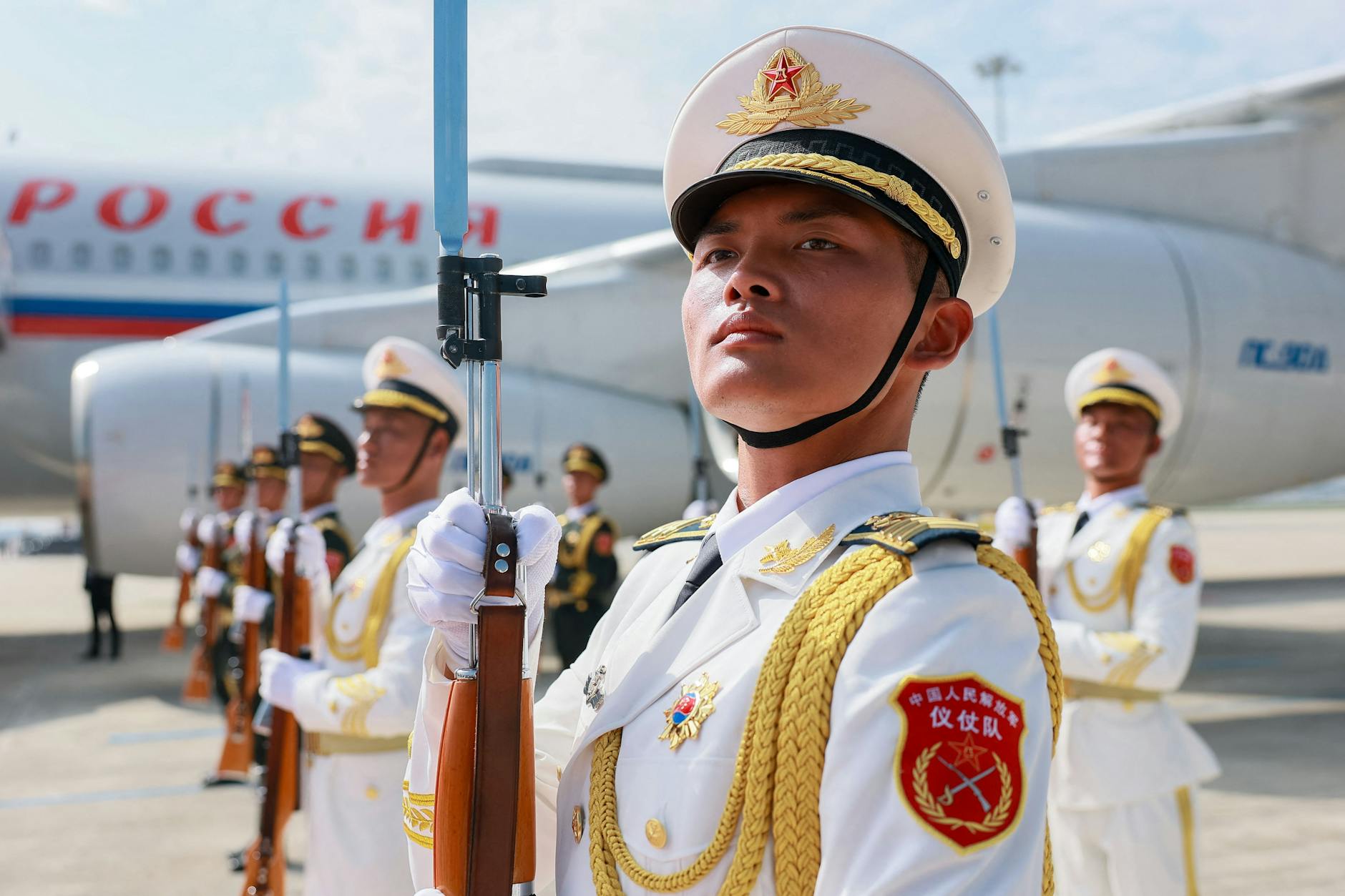 Uma guarda de honra chinesa dá as boas-vindas ao presidente russo após seu desembarque no domingo.